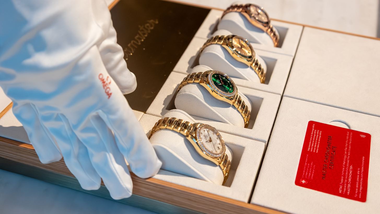 H Omega &#x3C0;&#x3B1;&#x3C1;&#x3BF;&#x3C5;&#x3C3;&#x3AF;&#x3B1;&#x3C3;&#x3B5; &#x3C4;&#x3B7; &#x3BD;&#x3AD;&#x3B1; &#x3C3;&#x3B5;&#x3B9;&#x3C1;&#x3AC; &#x3B3;&#x3C5;&#x3BD;&#x3B1;&#x3B9;&#x3BA;&#x3B5;&#x3AF;&#x3C9;&#x3BD; &#x3C1;&#x3BF;&#x3BB;&#x3BF;&#x3B3;&#x3B9;&#x3CE;&#x3BD; Aqua Terra &#x3C3;&#x3C4;&#x3B7;&#x3BD; &#x391;&#x3B8;&#x3AE;&#x3BD;&#x3B1;