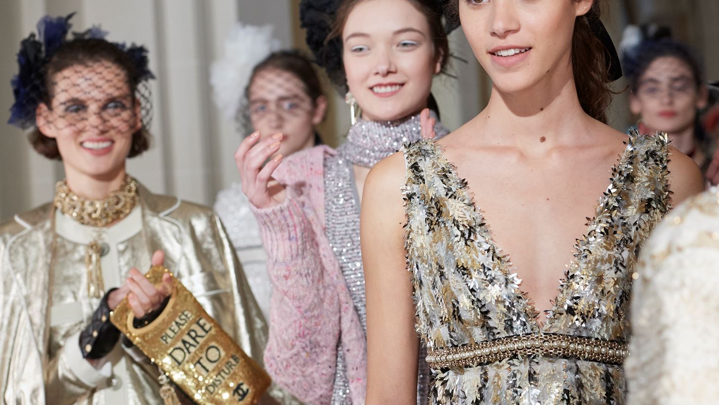Chanel Metiers d&#x27;Art: &#x38C;&#x3BB;&#x3B1; &#x3CC;&#x3C3;&#x3B1; &#x3B5;&#x3AF;&#x3B4;&#x3B1;&#x3BC;&#x3B5; &#x3C3;&#x3C4;&#x3BF; &#x3C7;&#x3C4;&#x3B5;&#x3C3;&#x3B9;&#x3BD;&#x3CC; fashion show