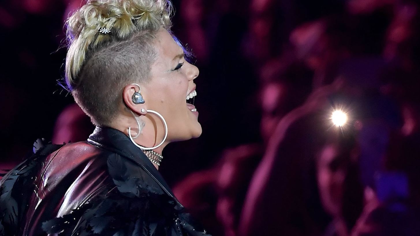 H &#x3C3;&#x3C5;&#x3B3;&#x3BA;&#x3B9;&#x3BD;&#x3B7;&#x3C4;&#x3B9;&#x3BA;&#x3AE; &#x3BF;&#x3BC;&#x3B9;&#x3BB;&#x3AF;&#x3B1; &#x3C4;&#x3B7;&#x3C2; Pink &#x3C0;&#x3C1;&#x3BF;&#x3C2; &#x3C4;&#x3B7;&#x3BD; &#x3BA;&#x3CC;&#x3C1;&#x3B7; &#x3C4;&#x3B7;&#x3C2;