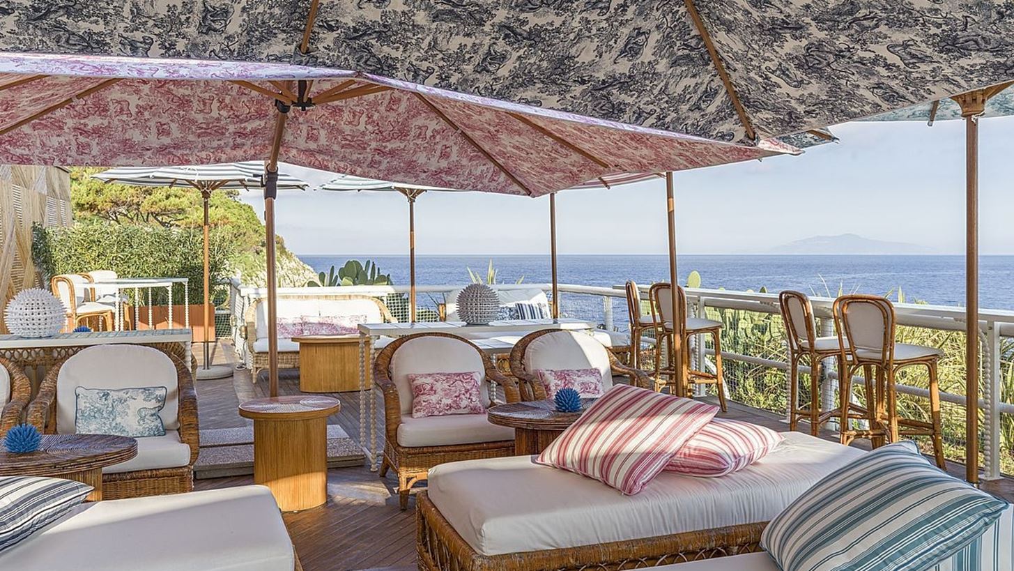 Dioriviera | &#x391;&#x3C0;&#x3CC; &#x3C4;&#x3B7; &#x39C;&#x3CD;&#x3BA;&#x3BF;&#x3BD;&#x3BF; &#x3C9;&#x3C2; &#x3C4;&#x3BF; Capri, &#x3C4;&#x3BF; &#x3BA;&#x3B1;&#x3BB;&#x3BF;&#x3BA;&#x3B1;&#x3AF;&#x3C1;&#x3B9; &#x3B3;&#x3AF;&#x3BD;&#x3B5;&#x3C4;&#x3B1;&#x3B9; &#x3B5;&#x3BC;&#x3C0;&#x3B5;&#x3B9;&#x3C1;&#x3AF;&#x3B1; Dior