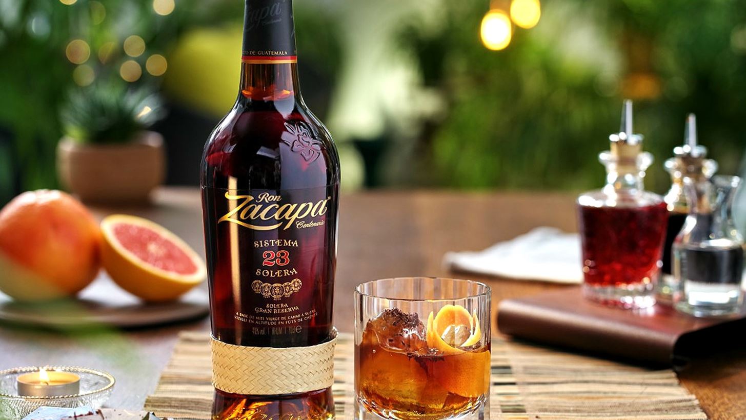 To Zacapa &#x3B1;&#x3BD;&#x3B1;&#x3B2;&#x3B1;&#x3B8;&#x3BC;&#x3AF;&#x3B6;&#x3B5;&#x3B9; &#x3C4;&#x3BF; &#x3C0;&#x3B9;&#x3BF; &#x3BA;&#x3BB;&#x3B1;&#x3C3;&#x3B9;&#x3BA;&#x3CC; cocktail