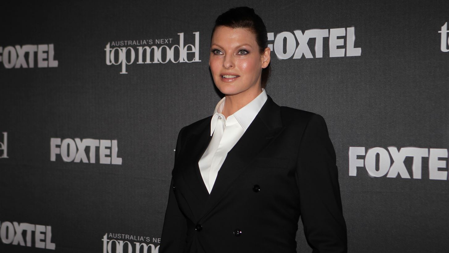 Linda Evangelista: &quot;&#x395;&#x3AF;&#x3BC;&#x3B1;&#x3B9; &#x3C5;&#x3C0;&#x3BF;&#x3BA;&#x3C1;&#x3AF;&#x3C4;&#x3C1;&#x3B9;&#x3B1;&quot; &#x3BB;&#x3AD;&#x3B5;&#x3B9; &#x3B3;&#x3B9;&#x3B1; &#x3C4;&#x3B7; &#x3C3;&#x3C7;&#x3AD;&#x3C3;&#x3B7; &#x3C4;&#x3B7;&#x3C2; &#x3BC;&#x3B5; &#x3C4;&#x3BF;&#x3BD; &#x3C7;&#x3C1;&#x3CC;&#x3BD;&#x3BF; &#x3BA;&#x3B1;&#x3B9; &#x3C4;&#x3B7;&#x3BD; &#x3B5;&#x3BC;&#x3C6;&#x3AC;&#x3BD;&#x3B9;&#x3C3;&#x3B7; &#x3C4;&#x3B7;&#x3C2;
