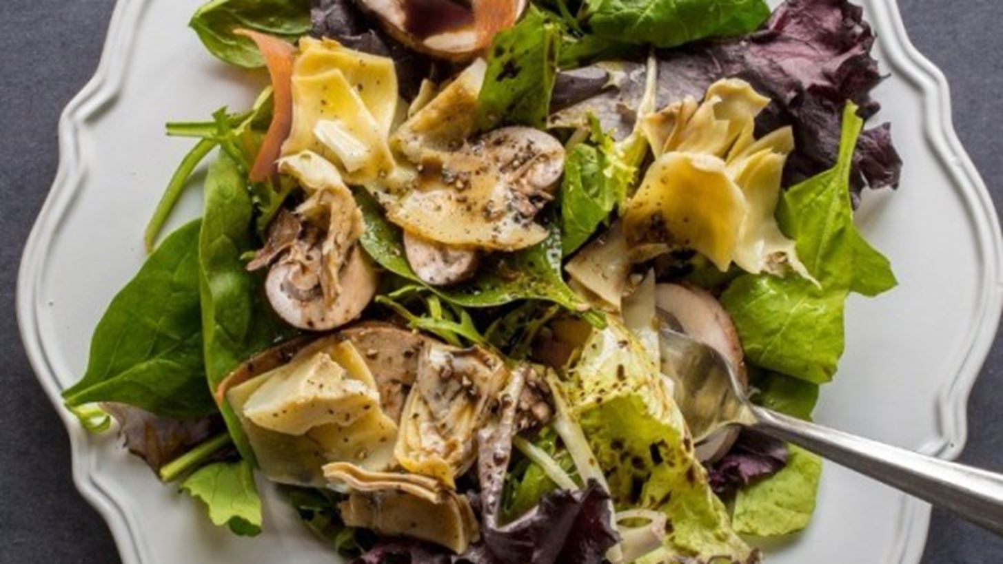 Νηστίσιμη συνταγή για σαλάτα με αγκινάρες και μανιτάρια