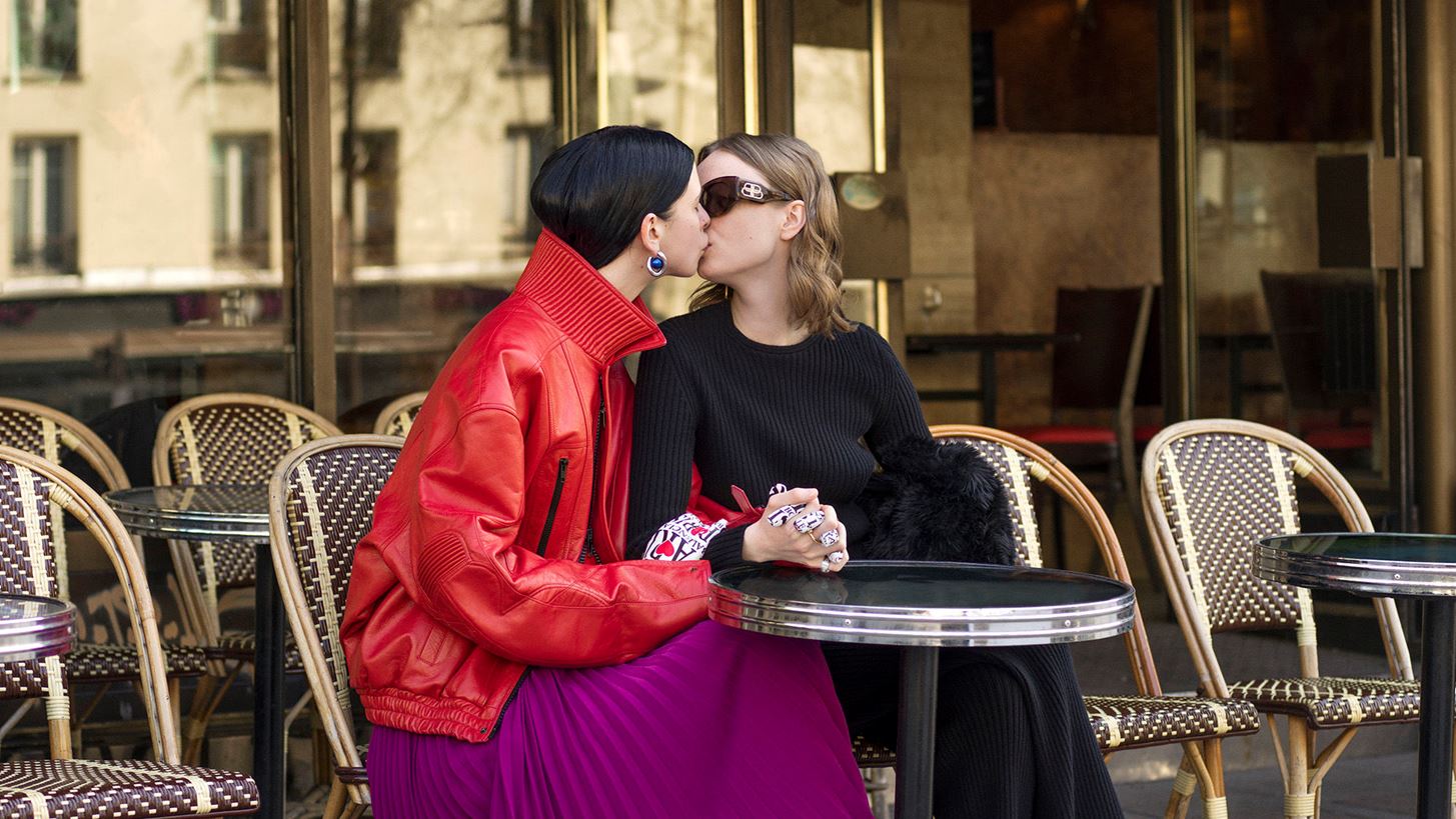 &#x39F; &#x3BF;&#x3AF;&#x3BA;&#x3BF;&#x3C2; Balenciaga &#x3C6;&#x3C9;&#x3C4;&#x3BF;&#x3B3;&#x3C1;&#x3B1;&#x3C6;&#x3AF;&#x3B6;&#x3B5;&#x3B9; &#x3B1;&#x3BB;&#x3B7;&#x3B8;&#x3B9;&#x3BD;&#x3AC; &#x3B6;&#x3B5;&#x3C5;&#x3B3;&#x3AC;&#x3C1;&#x3B9;&#x3B1; &#x3C3;&#x3C4;&#x3BF; &#x3BA;&#x3AD;&#x3BD;&#x3C4;&#x3C1;&#x3BF; &#x3C4;&#x3BF;&#x3C5; &#x3A0;&#x3B1;&#x3C1;&#x3B9;&#x3C3;&#x3B9;&#x3BF;&#x3CD;