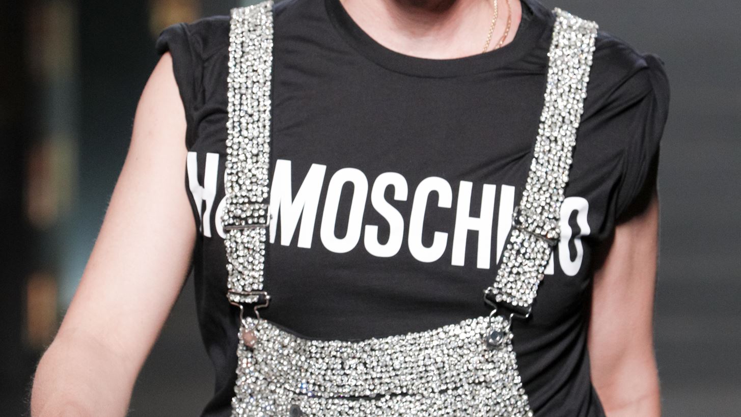 O Jeremy Scott &#x3B1;&#x3C0;&#x3BF;&#x3C7;&#x3C9;&#x3C1;&#x3B5;&#x3AF; &#x3B1;&#x3C0;&#x3CC; &#x3C4;&#x3BF;&#x3BD; &#x3BF;&#x3AF;&#x3BA;&#x3BF; Moschino