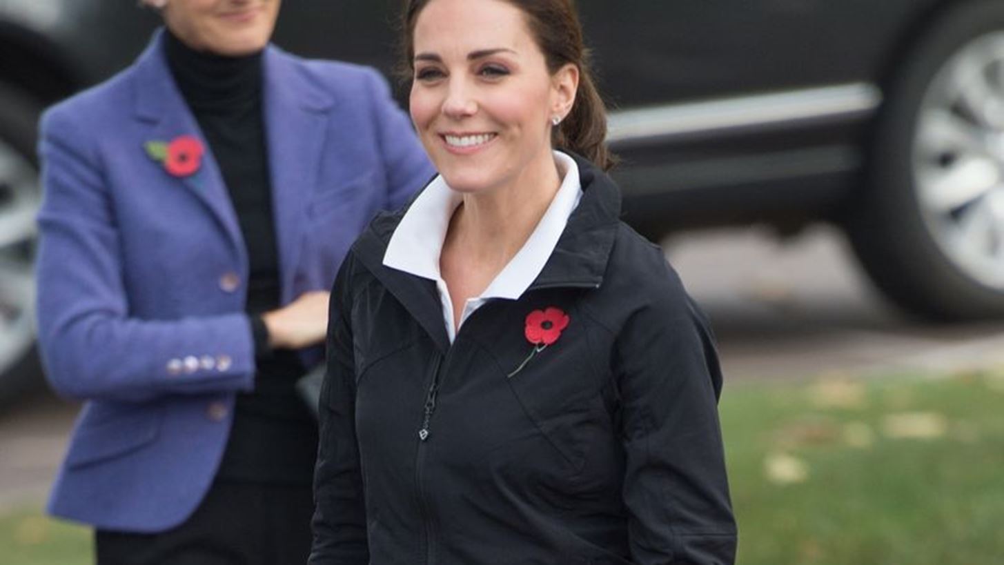 H Kate Middleton &#x3C6;&#x3CC;&#x3C1;&#x3B5;&#x3C3;&#x3B5; &#x3C4;&#x3BF; &#x3C0;&#x3B9;&#x3BF; chic sport outfit &#x3C0;&#x3BF;&#x3C5; &#x3B5;&#x3AF;&#x3B4;&#x3B1;&#x3BC;&#x3B5; &#x3C4;&#x3B5;&#x3BB;&#x3B5;&#x3C5;&#x3C4;&#x3B1;&#x3AF;&#x3B1;