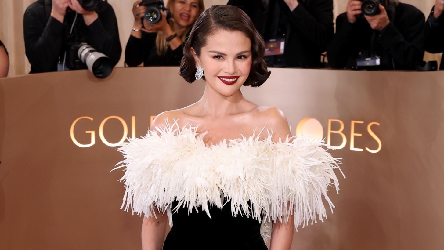 Selena Gomez | Χρειάστηκαν 323 ώρες για να δημιουργηθεί το Chanel φόρεμά της για τις Χρυσές Σφαίρες