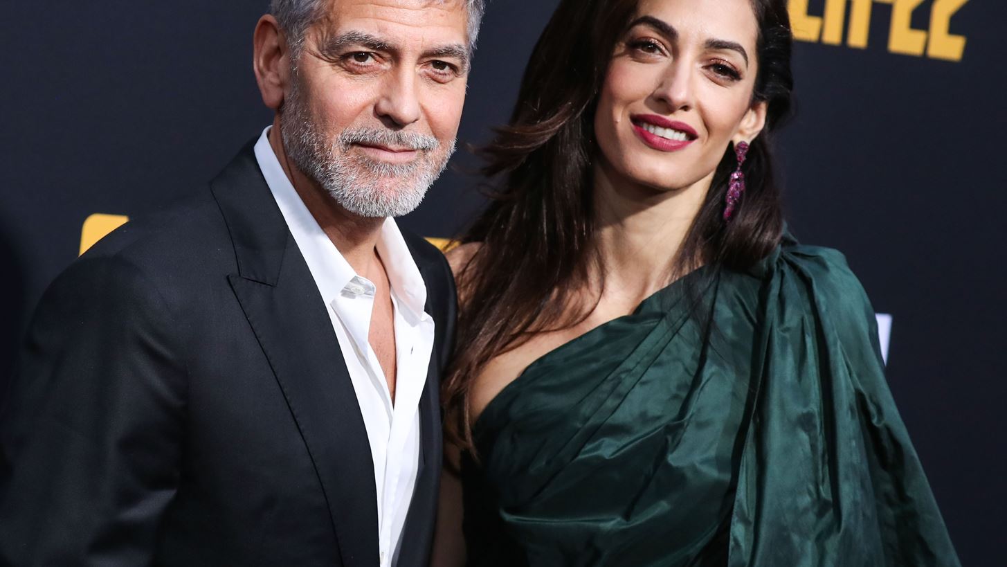 H Amal Clooney &#x3C6;&#x3CC;&#x3C1;&#x3B5;&#x3C3;&#x3B5; &#x3AD;&#x3BD;&#x3B1; &#x3B5;&#x3BD;&#x3C4;&#x3C5;&#x3C0;&#x3C9;&#x3C3;&#x3B9;&#x3B1;&#x3BA;&#x3CC; one shoulder &#x3C6;&#x3CC;&#x3C1;&#x3B5;&#x3BC;&#x3B1;