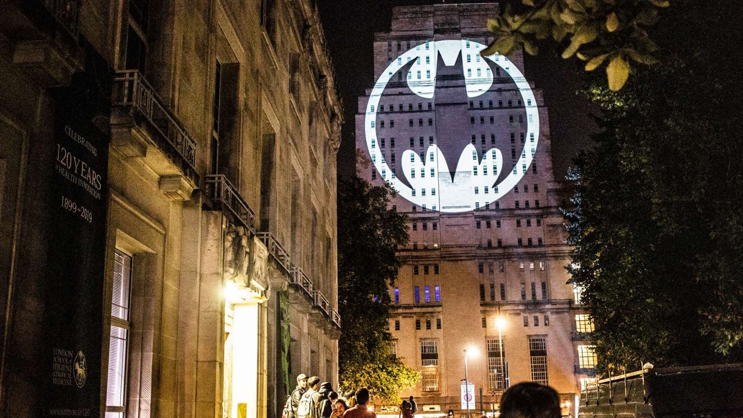 &#x3A3;&#x3C4;&#x3B1; &#x3C3;&#x3BA;&#x3B1;&#x3C1;&#x3B9;&#x3AC; &#x3C4;&#x3BF; &#x3C0;&#x3C1;&#x3CE;&#x3C4;&#x3BF; &#x3B8;&#x3B5;&#x3BC;&#x3B1;&#x3C4;&#x3B9;&#x3BA;&#x3CC; &#x3B5;&#x3C3;&#x3C4;&#x3B9;&#x3B1;&#x3C4;&#x3CC;&#x3C1;&#x3B9;&#x3BF; &#x3C4;&#x3BF;&#x3C5; Batman