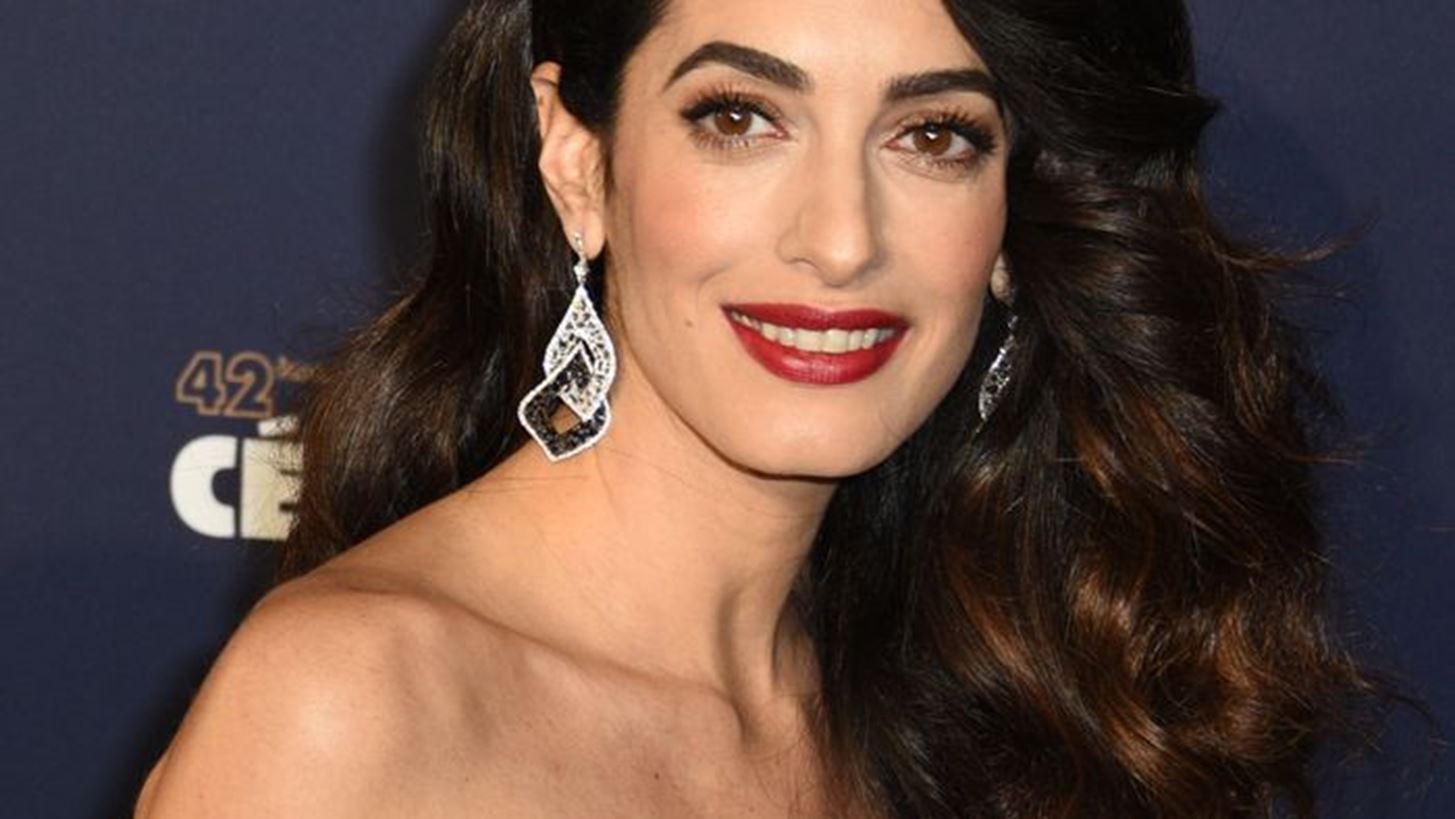 H Amal Clooney &#x3C0;&#x3B5;&#x3C4;&#x3C5;&#x3C7;&#x3B1;&#x3AF;&#x3BD;&#x3B5;&#x3B9; &#x3C4;&#x3BF; &#x3C0;&#x3B9;&#x3BF; chic mix &#x27;n&#x27; match &#x3C0;&#x3BF;&#x3C5; &#x3AD;&#x3C7;&#x3BF;&#x3C5;&#x3BC;&#x3B5; &#x3B4;&#x3B5;&#x3B9;