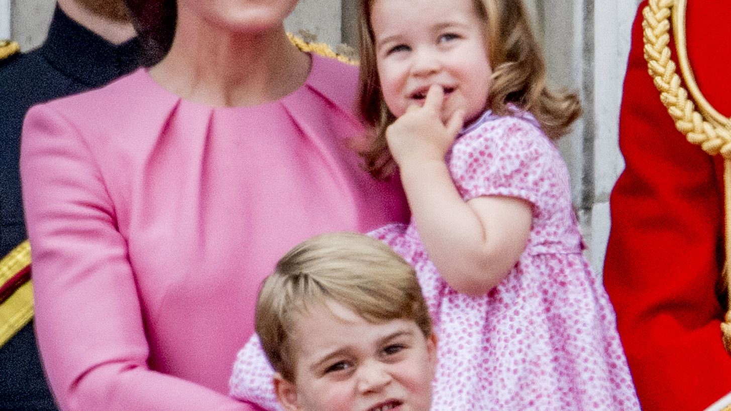 &#x397; Kate Middleton &#x3B1;&#x3C0;&#x3BF;&#x3BA;&#x3AC;&#x3BB;&#x3C5;&#x3C8;&#x3B5; &#x3C0;&#x3CE;&#x3C2; &#x3C6;&#x3C9;&#x3BD;&#x3AC;&#x3B6;&#x3B5;&#x3B9; &#x3BF; &#x3C0;&#x3C1;&#x3AF;&#x3B3;&#x3BA;&#x3B9;&#x3C0;&#x3B1;&#x3C2; George &#x3C4;&#x3BF;&#x3BD; &#x3BC;&#x3C0;&#x3B1;&#x3BC;&#x3C0;&#x3AC; &#x3C4;&#x3BF;&#x3C5;