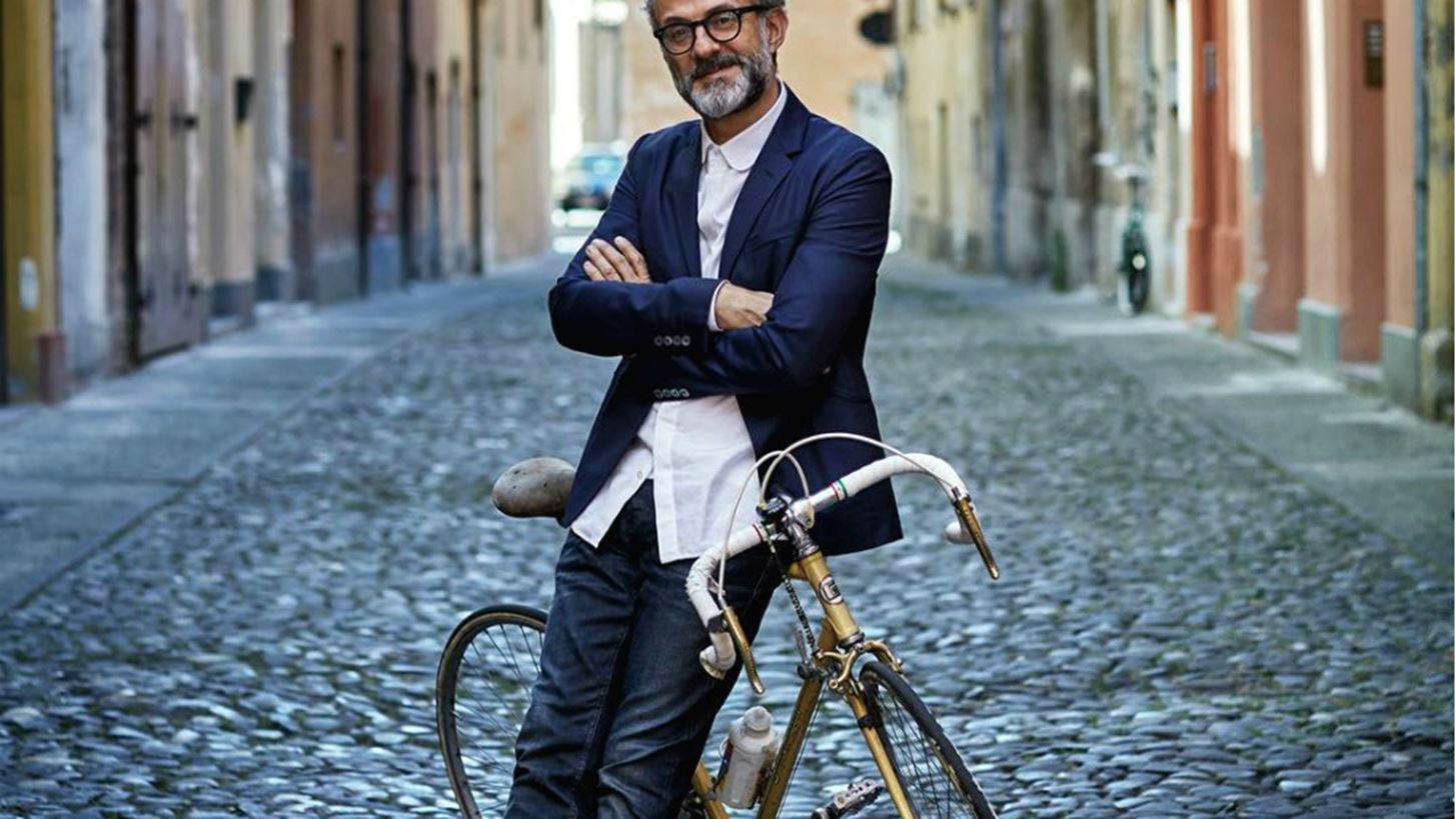 &#x397; &#x3C0;&#x3BF;&#x3B4;&#x3B7;&#x3BB;&#x3B1;&#x3C4;&#x3AC;&#x3B4;&#x3B1; &#x3BC;&#x3B5; &#x3C4;&#x3BF;&#x3BD; Massimo Bottura &#x3BF;&#x3B4;&#x3B7;&#x3B3;&#x3B5;&#x3AF; &#x3C3;&#x3C4;&#x3BF; &#x3BA;&#x3B1;&#x3BB;&#x3CD;&#x3C4;&#x3B5;&#x3C1;&#x3BF; &#x3B5;&#x3C3;&#x3C4;&#x3B9;&#x3B1;&#x3C4;&#x3CC;&#x3C1;&#x3B9;&#x3BF; &#x3C4;&#x3B7;&#x3C2; &#x393;&#x3B7;&#x3C2;