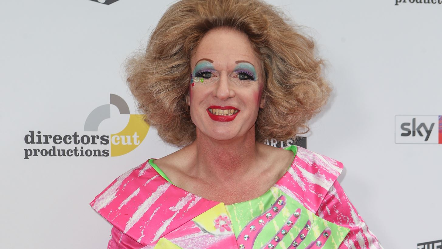 O Grayson Perry &#x3C3;&#x3C7;&#x3B5;&#x3B4;&#x3B9;&#x3AC;&#x3B6;&#x3B5;&#x3B9; &#x3C4;&#x3B7;&#x3BD; &#x3BA;&#x3B1;&#x3BC;&#x3C0;&#x3AC;&#x3BD;&#x3B1; &#x3C0;&#x3BF;&#x3C5; &#x3B8;&#x3B1; &#x3C3;&#x3B7;&#x3BC;&#x3AC;&#x3BD;&#x3B5;&#x3B9; &#x3C4;&#x3B7; &#x3BB;&#x3AE;&#x3BE;&#x3B7; &#x3C4;&#x3B7;&#x3C2; &#x3C0;&#x3B1;&#x3BD;&#x3B4;&#x3B7;&#x3BC;&#x3AF;&#x3B1;&#x3C2;