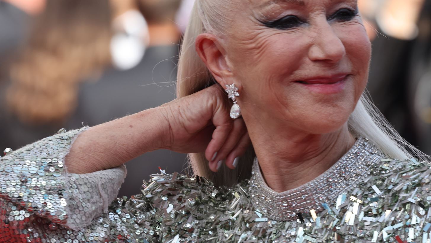 &#x397; Helen Mirren &#x3C3;&#x3B5; &#x3BC;&#x3AF;&#x3B1; &#x3C3;&#x3C0;&#x3BF;&#x3C5;&#x3B4;&#x3B1;&#x3AF;&#x3B1; &#x3BA;&#x3AF;&#x3BD;&#x3B7;&#x3C3;&#x3B7; &#x3BA;&#x3B1;&#x3C4;&#x3AC; &#x3C4;&#x3B7;&#x3C2; &#x3B5;&#x3C0;&#x3AD;&#x3BB;&#x3B1;&#x3C3;&#x3B7;&#x3C2; &#x3C4;&#x3B7;&#x3C2; &#x3A4;&#x3B5;&#x3C7;&#x3BD;&#x3B7;&#x3C4;&#x3AE;&#x3C2; &#x39D;&#x3BF;&#x3B7;&#x3BC;&#x3BF;&#x3C3;&#x3CD;&#x3BD;&#x3B7;&#x3C2; (A.I.) &#x3C3;&#x3C4;&#x3BF; &#x3A7;&#x3CC;&#x3BB;&#x3B9;&#x3B3;&#x3BF;&#x3C5;&#x3BD;&#x3C4;