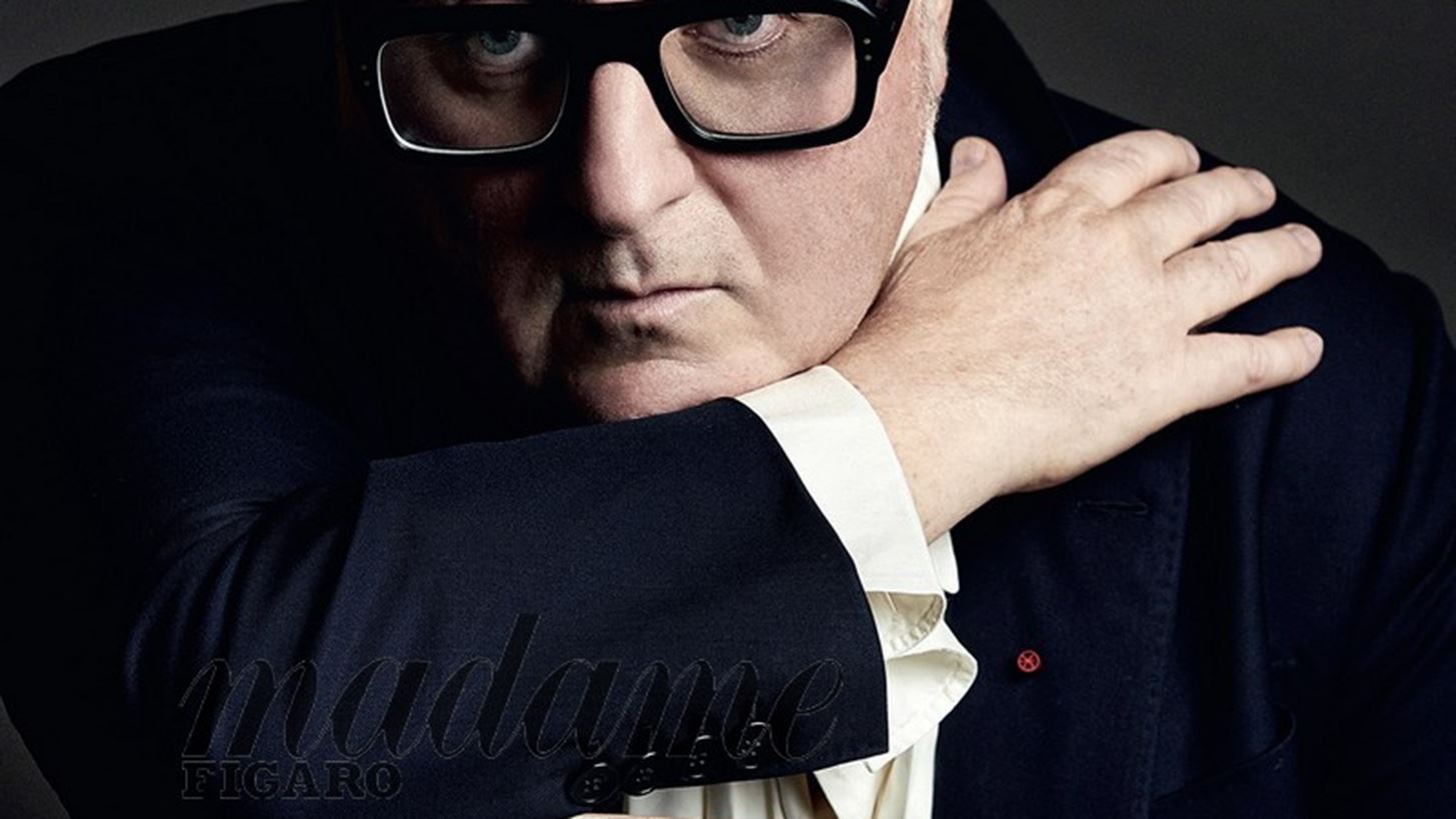 To runway show &#x3C3;&#x3C4;&#x3B7; &#x3BC;&#x3BD;&#x3AE;&#x3BC;&#x3B7; &#x3C4;&#x3BF;&#x3C5; Alber&#xA0;Elbaz &#x3BC;&#x3B5; &#x3C4;&#x3B7; &#x3C3;&#x3C5;&#x3BC;&#x3BC;&#x3B5;&#x3C4;&#x3BF;&#x3C7;&#x3AE; 40 &#x3C3;&#x3C7;&#x3B5;&#x3B4;&#x3B9;&#x3B1;&#x3C3;&#x3C4;&#x3CE;&#x3BD;