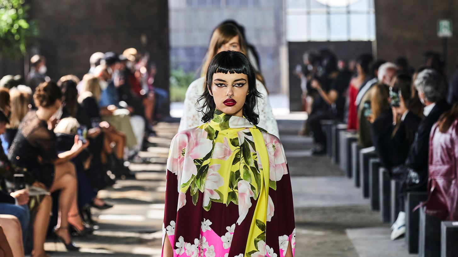 &#x3A3;&#x3C4;&#x3B7; SS21 &#x3C3;&#x3C5;&#x3BB;&#x3BB;&#x3BF;&#x3B3;&#x3AE; &#x3C4;&#x3BF;&#x3C5; Valentino o Pierpaolo Piccioli &#x3AD;&#x3B4;&#x3B5;&#x3B9;&#x3BE;&#x3B5; &#x3BE;&#x3B1;&#x3BD;&#x3AC; &#x3C4;&#x3B7;&#x3BD; &#x3B4;&#x3C5;&#x3BD;&#x3B1;&#x3BC;&#x3B9;&#x3BA;&#x3AE; &#x3C4;&#x3BF;&#x3C5; &#x3C1;&#x3BF;&#x3BC;&#x3B1;&#x3BD;&#x3C4;&#x3B9;&#x3C3;&#x3BC;&#x3BF;&#x3CD;