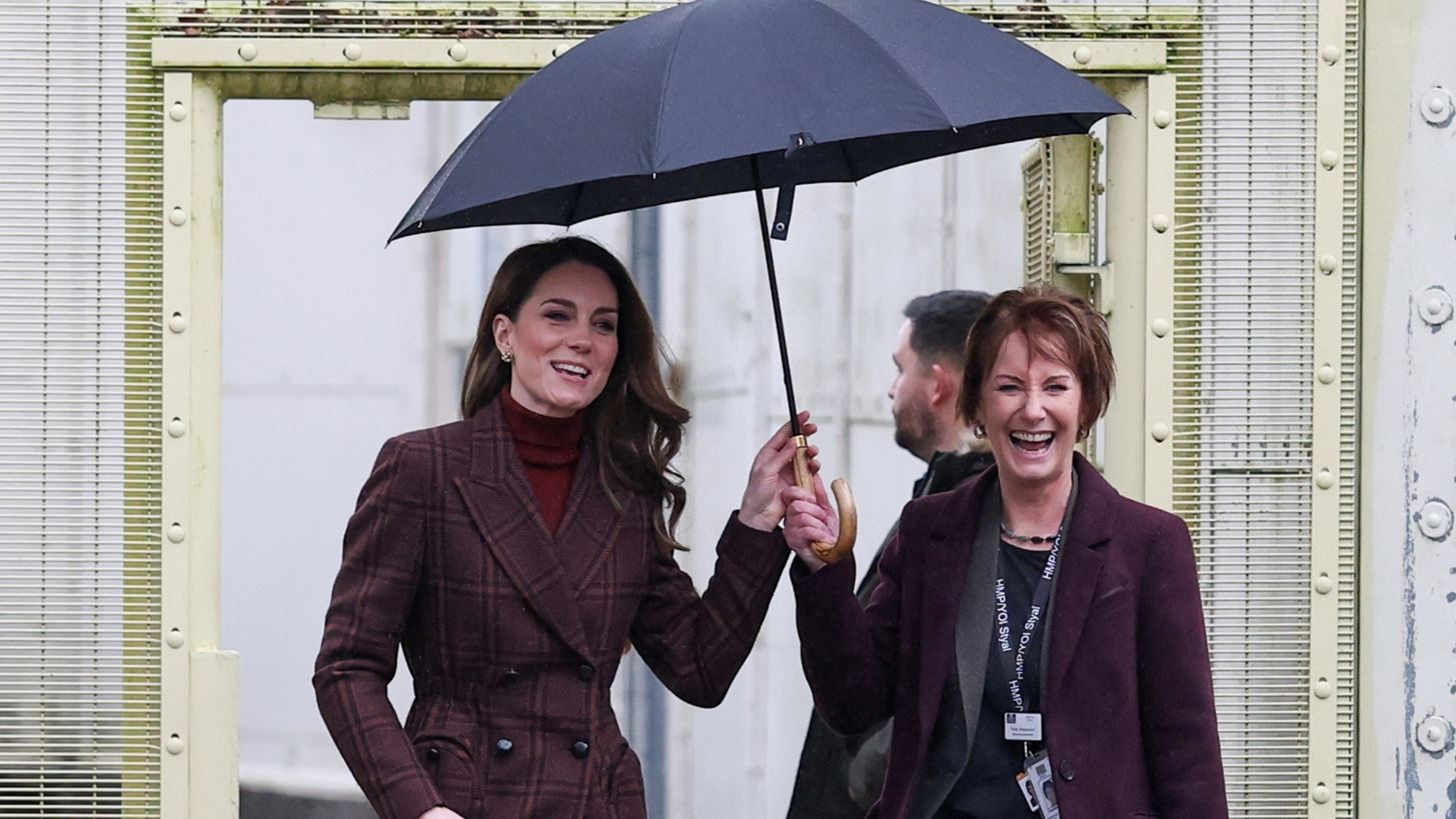 Kate Middleton | &#x3A3;&#x3C5;&#x3BD;&#x3B4;&#x3CD;&#x3B1;&#x3C3;&#x3B5; &#x3C4;&#x3BF; &#x3BA;&#x3BB;&#x3B1;&#x3C3;&#x3B9;&#x3BA;&#x3CC; &#x3BA;&#x3B1;&#x3C1;&#x3CC; &#x3C0;&#x3B1;&#x3BB;&#x3C4;&#x3CC; &#x3BC;&#x3B5; &#x3C3;&#x3C4;&#x3B9;&#x3BB;&#x3AC;&#x3C4;&#x3B5;&#x3C2; suede &#x3BC;&#x3C0;&#x3CC;&#x3C4;&#x3B5;&#x3C2;
