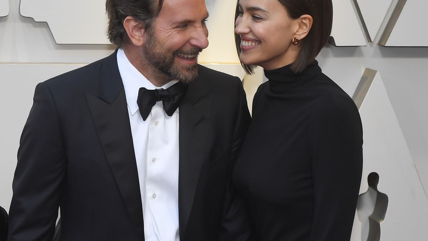 Bradley Cooper &#x2013; Irina Shayk | &#x3A6;&#x3C9;&#x3C4;&#x3BF;&#x3B3;&#x3C1;&#x3B1;&#x3C6;&#x3AE;&#x3B8;&#x3B7;&#x3BA;&#x3B1;&#x3BD; &#x3BD;&#x3B1; &#x3C0;&#x3B5;&#x3C1;&#x3C0;&#x3B1;&#x3C4;&#x3BF;&#x3CD;&#x3BD; &#x3B1;&#x3B3;&#x3BA;&#x3B1;&#x3B6;&#x3AD; &#x3B4;&#x3CD;&#x3BF; &#x3C7;&#x3C1;&#x3CC;&#x3BD;&#x3B9;&#x3B1; &#x3BC;&#x3B5;&#x3C4;&#x3AC; &#x3C4;&#x3BF;&#x3BD; &#x3C7;&#x3C9;&#x3C1;&#x3B9;&#x3C3;&#x3BC;&#x3CC; &#x3C4;&#x3BF;&#x3C5;&#x3C2;
