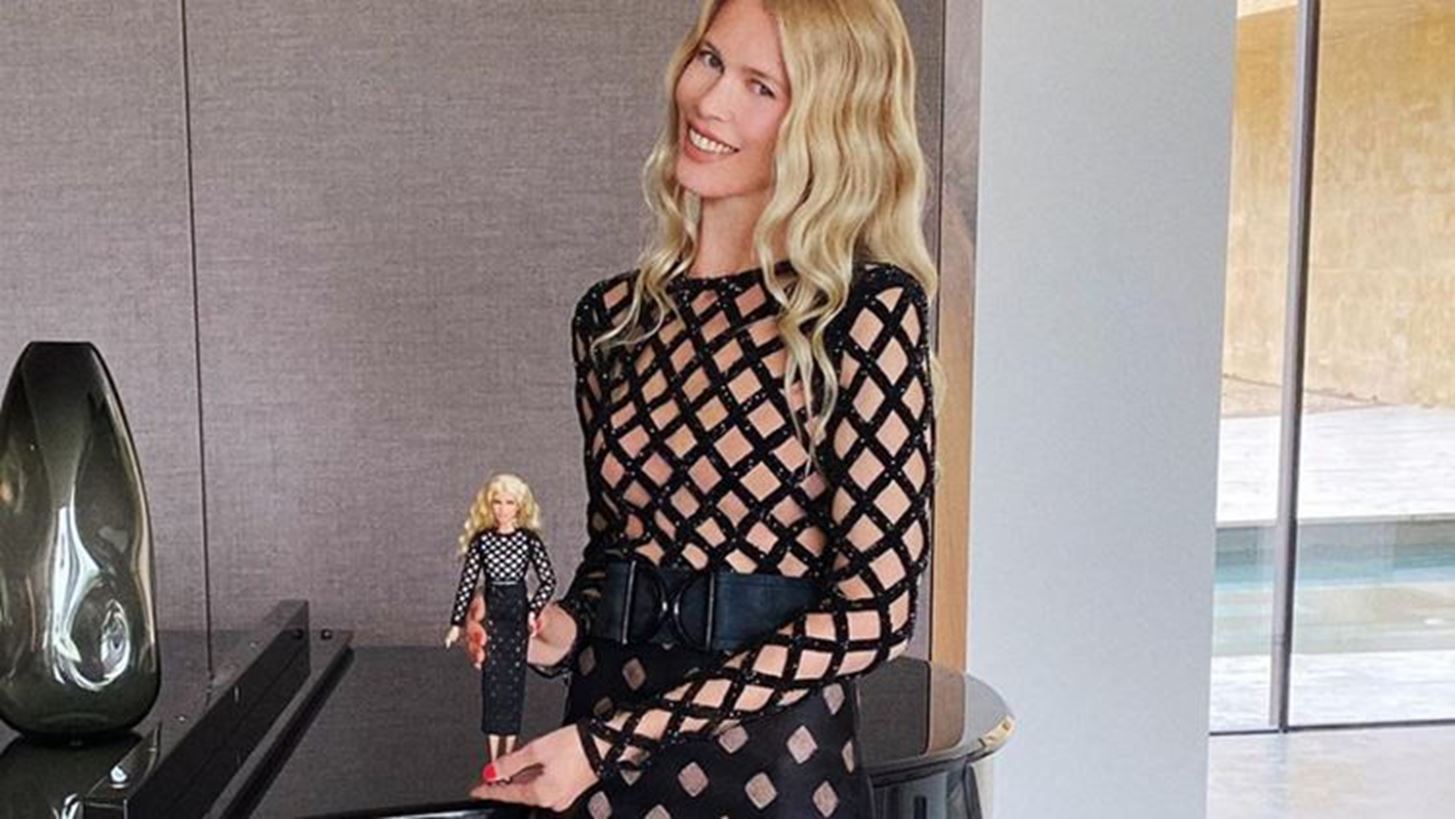 &#x397; Claudia Schiffer &#x3AD;&#x3B3;&#x3B9;&#x3BD;&#x3B5; &#x3BA;&#x3BF;&#x3CD;&#x3BA;&#x3BB;&#x3B1; Barbie