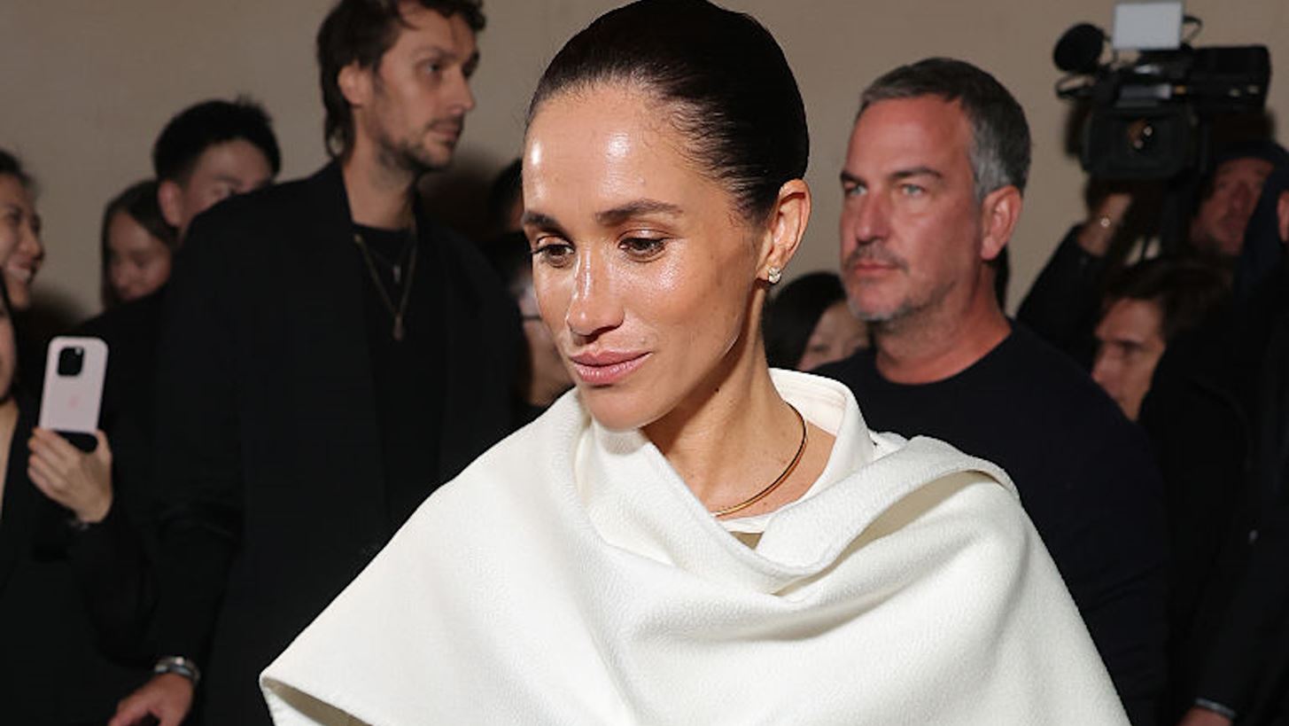 Meghan Markle | &#x397; &#x3C3;&#x3C4;&#x3B9;&#x3B3;&#x3BC;&#x3AE; &#x3C0;&#x3BF;&#x3C5; &#x3B3;&#x3B5;&#x3BB;&#x3AC; &#x3B5;&#x3B9;&#x3C2; &#x3B2;&#x3AC;&#x3C1;&#x3BF;&#x3C2; &#x3BC;&#x3BF;&#x3BD;&#x3C4;&#x3AD;&#x3BB;&#x3BF;&#x3C5; &#x3C3;&#x3C4;&#x3B7;&#x3BD; &#x395;&#x3B2;&#x3B4;&#x3BF;&#x3BC;&#x3AC;&#x3B4;&#x3B1; &#x39C;&#x3CC;&#x3B4;&#x3B1;&#x3C2; &#x3C4;&#x3BF;&#x3C5; &#x3A0;&#x3B1;&#x3C1;&#x3B9;&#x3C3;&#x3B9;&#x3BF;&#x3CD;