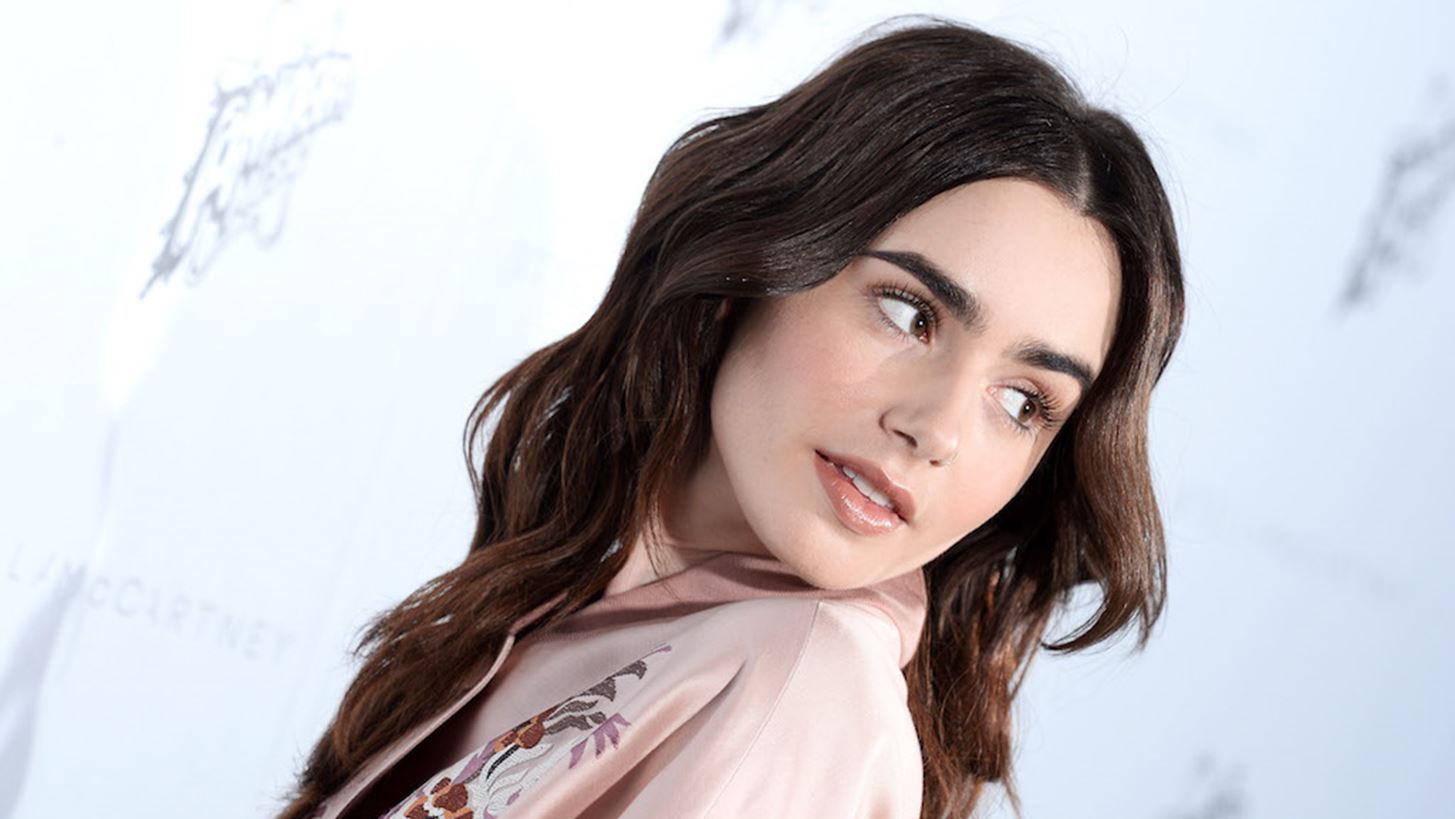 H Lily Collins κατηγορεί τη βιομηχανία της μόδας για ανθυγιεινά πρότυπα