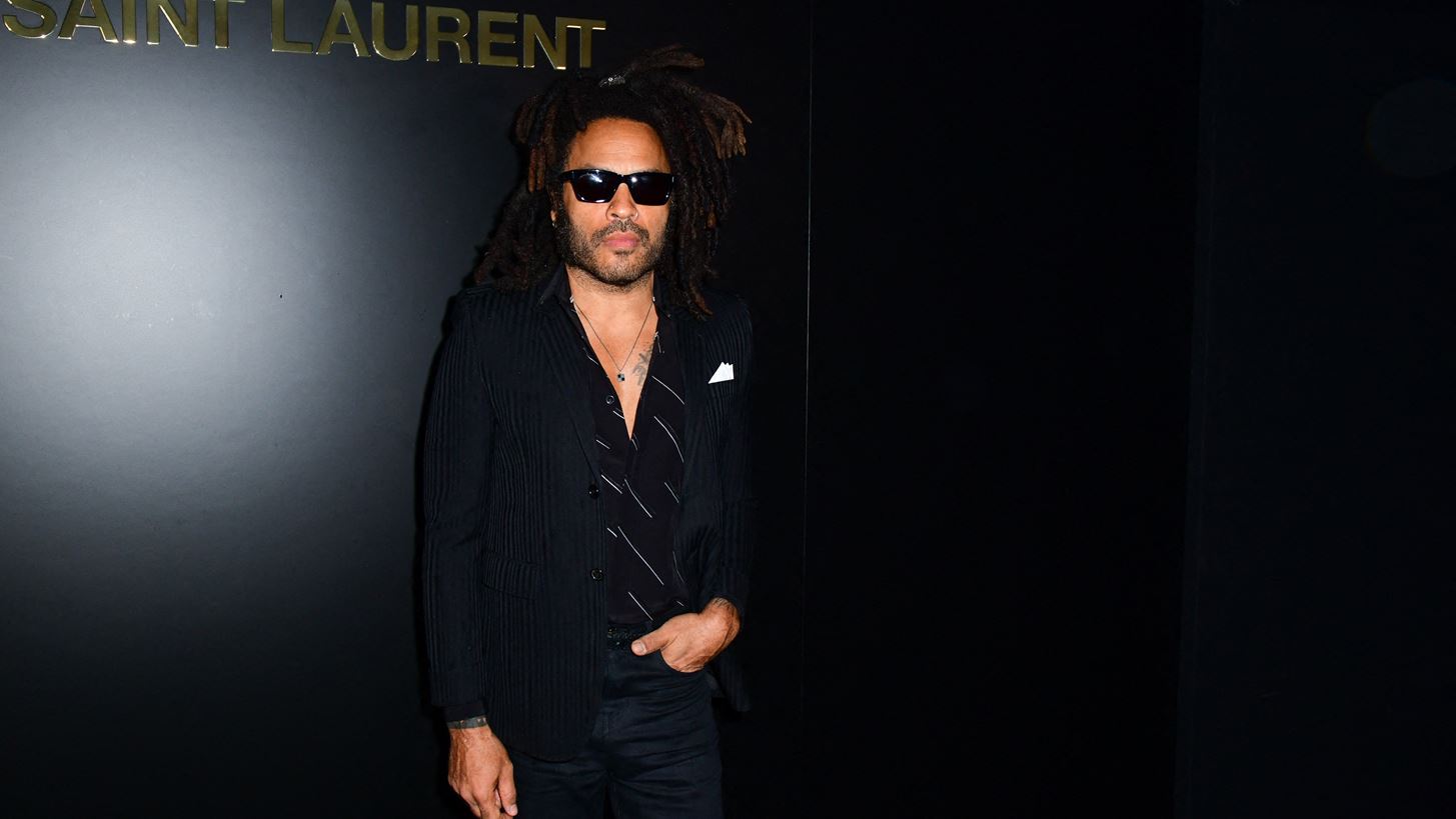 Lenny Kravitz| M&#x27; &#x3AD;&#x3BD;&#x3B1; &#x3C0;&#x3BF;&#x3C4;&#x3AE;&#x3C1;&#x3B9; &#x3C3;&#x3B1;&#x3BC;&#x3C0;&#x3AC;&#x3BD;&#x3B9;&#x3B1; &#x3BA;&#x3B1;&#x3B9; &#x3B8;&#x3AD;&#x3B1; &#x3C4;&#x3B7;&#x3BD; &#x391;&#x3BA;&#x3C1;&#x3CC;&#x3C0;&#x3BF;&#x3BB;&#x3B7;, &#x3C0;&#x3C1;&#x3B9;&#x3BD; &quot;&#x3C1;&#x3BF;&#x3BA;&#x3AC;&#x3C1;&#x3B5;&#x3B9;&quot; &#x3C4;&#x3B7;&#x3BD; &#x391;&#x3B8;&#x3AE;&#x3BD;&#x3B1; &#x3BC;&#x3B5; &#x3C4;&#x3B7; &#x3C3;&#x3C5;&#x3BD;&#x3B1;&#x3C5;&#x3BB;&#x3AF;&#x3B1; &#x3C4;&#x3BF;&#x3C5;