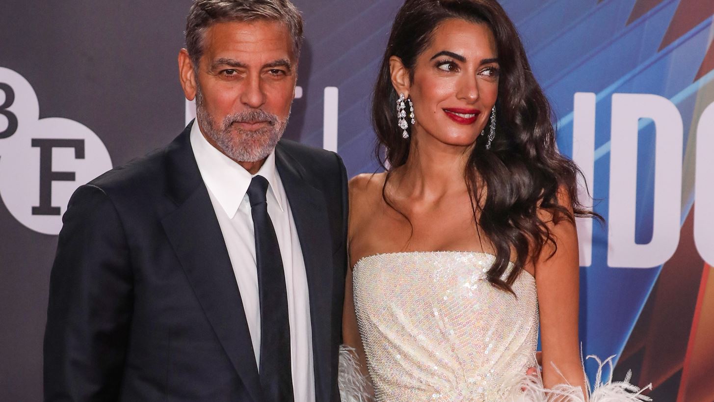 Amal Clooney | &#x397; &#x3B5;&#x3BC;&#x3C6;&#x3AC;&#x3BD;&#x3B9;&#x3C3;&#x3B7; &#x3BC;&#x3B5; &#x3BB;&#x3B5;&#x3C5;&#x3BA;&#x3CC; &#x3C3;&#x3C4;&#x3C1;&#x3AC;&#x3C0;&#x3BB;&#x3B5;&#x3C2; &#x3C6;&#x3CC;&#x3C1;&#x3B5;&#x3BC;&#x3B1; &#x3C3;&#x3C4;&#x3BF; &#x3BA;&#x3CC;&#x3BA;&#x3BA;&#x3B9;&#x3BD;&#x3BF; &#x3C7;&#x3B1;&#x3BB;&#x3AF;