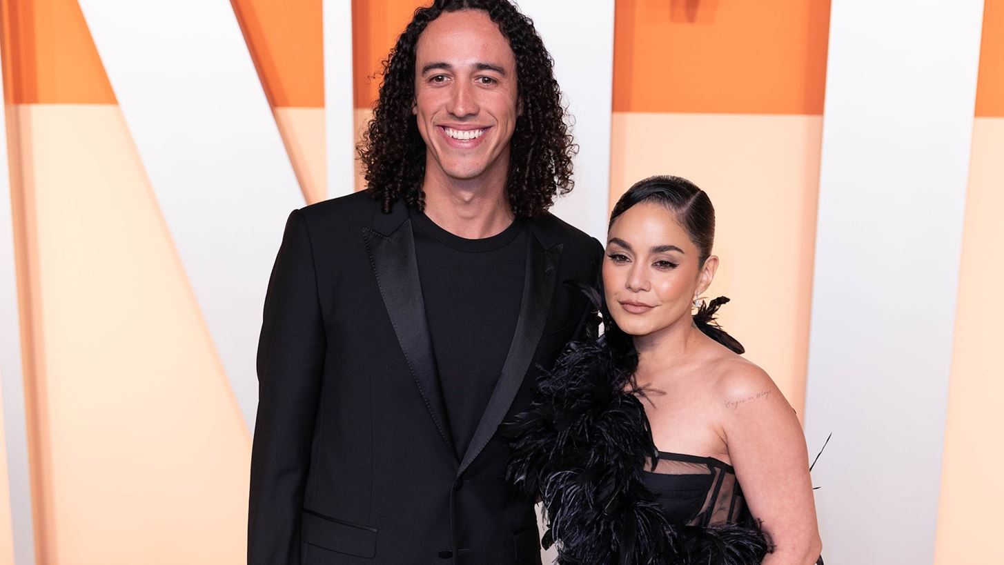 Vanessa Hudgens | &#x388;&#x3B3;&#x3BA;&#x3C5;&#x3BF;&#x3C2; &#x3C3;&#x3C4;&#x3BF; &#x3B4;&#x3B5;&#x3CD;&#x3C4;&#x3B5;&#x3C1;&#x3BF; &#x3C0;&#x3B1;&#x3B9;&#x3B4;&#x3AF; &#x3C4;&#x3B7;&#x3C2; &#x3BC;&#x3B5; &#x3C4;&#x3BF;&#x3BD; Cole Tucker