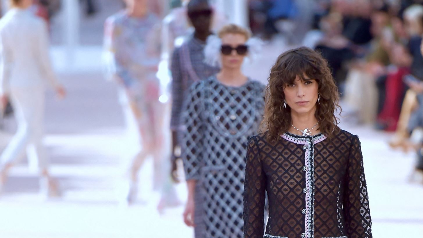 Paris Fashion Week SS &#x27;24 | &#x391;&#x3C5;&#x3C4;&#x3CC; &#x3C4;&#x3BF; &#x3BA;&#x3BF;&#x3CD;&#x3C1;&#x3B5;&#x3BC;&#x3B1; &#x3C0;&#x3C1;&#x3C9;&#x3C4;&#x3B1;&#x3B3;&#x3C9;&#x3BD;&#x3AF;&#x3C3;&#x3C4;&#x3B7;&#x3C3;&#x3B5; &#x3C3;&#x3C4;&#x3B1; &#x3C0;&#x3B5;&#x3C1;&#x3B9;&#x3C3;&#x3C3;&#x3CC;&#x3C4;&#x3B5;&#x3C1;&#x3B1; shows