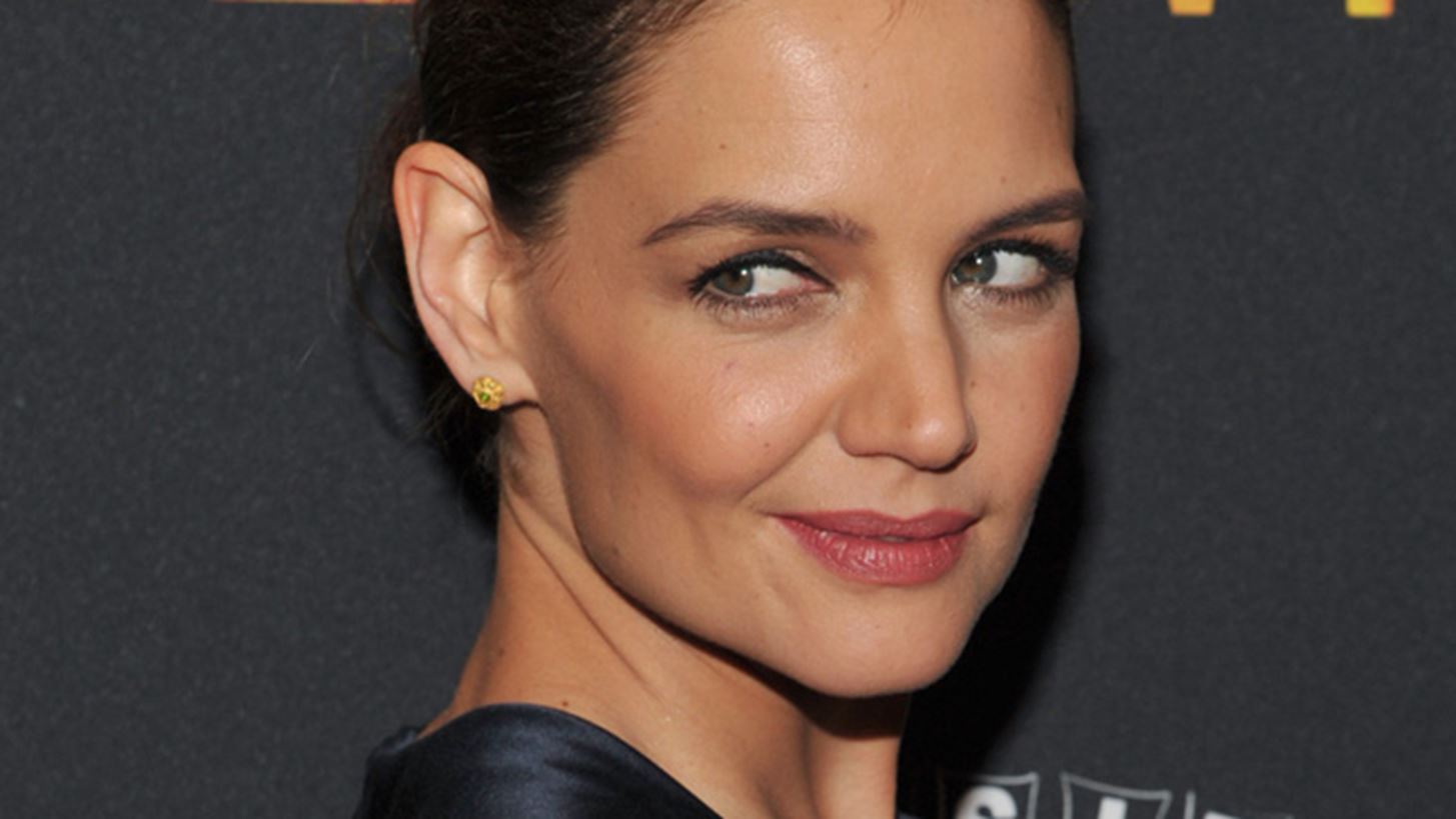 Katie Holmes: &#x397; Suri &#x3BC;&#x3B5;&#x3B3;&#x3AC;&#x3BB;&#x3C9;&#x3C3;&#x3B5; &#x3C0;&#x3BF;&#x3BB;&#x3CD; &#x3BA;&#x3B1;&#x3B9; &#x3BC;&#x3BF;&#x3B9;&#x3AC;&#x3B6;&#x3B5;&#x3B9; &#x3C3;&#x3C4;&#x3B7; &#x3BC;&#x3B1;&#x3BC;&#x3AC; &#x3C4;&#x3B7;&#x3C2;!