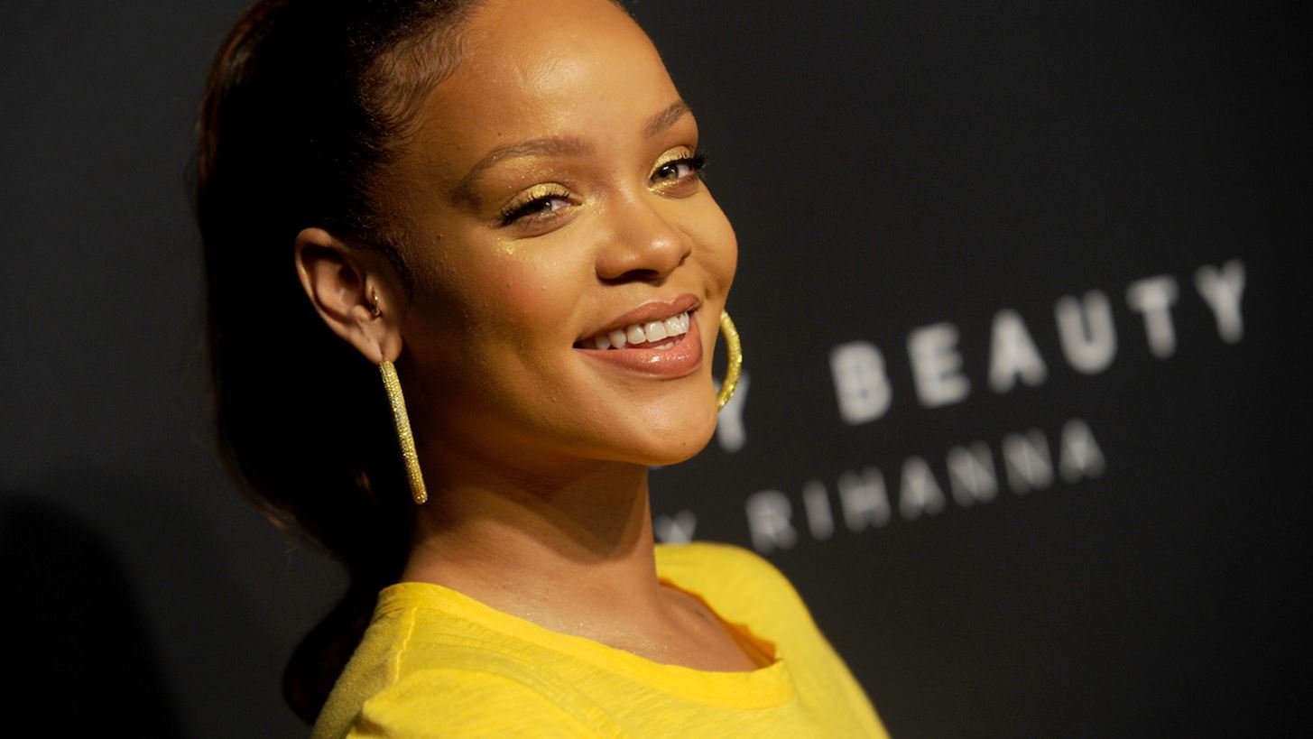Rihanna: &#x3A4;&#x3B9; &#x3C6;&#x3CC;&#x3C1;&#x3B5;&#x3C3;&#x3B5; &#x3C3;&#x3C4;&#x3B7;&#x3BD; &#x3B5;&#x3C0;&#x3AF;&#x3C3;&#x3B7;&#x3BC;&#x3B7; &#x3C0;&#x3B1;&#x3C1;&#x3BF;&#x3C5;&#x3C3;&#x3AF;&#x3B1;&#x3C3;&#x3B7; &#x3C4;&#x3B7;&#x3C2; beauty &#x3C3;&#x3C5;&#x3BB;&#x3BB;&#x3BF;&#x3B3;&#x3AE;&#x3C2; &#x3C4;&#x3B7;&#x3C2;;