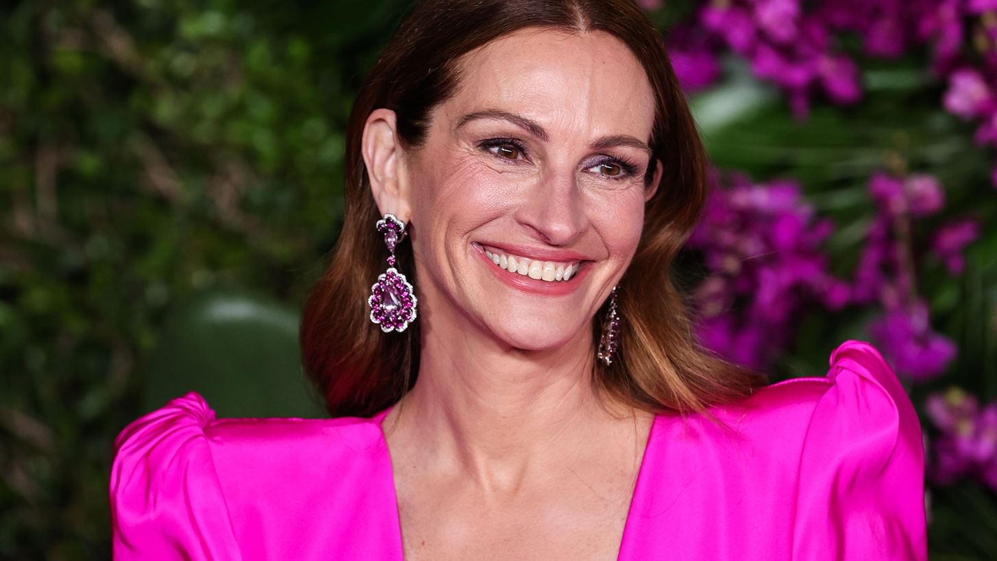 &#x397; Julia Roberts &#x3BC;&#x3B5; &#x3BD;&#x3AD;&#x3BF; &#x3C7;&#x3C1;&#x3CE;&#x3BC;&#x3B1; &#x3C3;&#x3C4;&#x3B1; &#x3BC;&#x3B1;&#x3BB;&#x3BB;&#x3B9;&#x3AC; &#x3B4;&#x3B5;&#x3AF;&#x3C7;&#x3BD;&#x3B5;&#x3B9; &#x3C0;&#x3B9;&#x3BF; &#x3BB;&#x3B1;&#x3BC;&#x3C0;&#x3B5;&#x3C1;&#x3AE; &#x3B1;&#x3C0;&#x3CC; &#x3C0;&#x3BF;&#x3C4;&#x3AD;