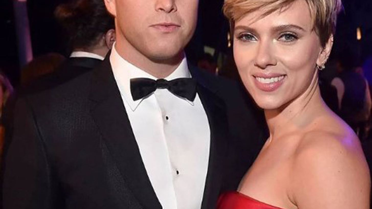 Scarlett Johansson &#x2013; Colin Jost | &#x397; &#x3C0;&#x3C1;&#x3CE;&#x3C4;&#x3B7; &#x3B4;&#x3B7;&#x3BC;&#x3CC;&#x3C3;&#x3B9;&#x3B1; &#x3B5;&#x3BC;&#x3C6;&#x3AC;&#x3BD;&#x3B9;&#x3C3;&#x3B7; &#x3C9;&#x3C2; &#x3B6;&#x3B5;&#x3C5;&#x3B3;&#x3AC;&#x3C1;&#x3B9;