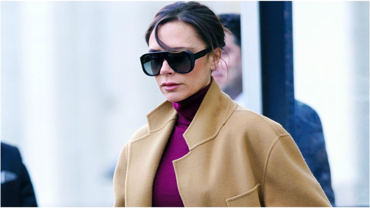 Victoria Beckham | &#x394;&#x3B5;&#x3AF;&#x3C7;&#x3BD;&#x3B5;&#x3B9; &#x3C4;&#x3BF;&#x2026; &#x3BD;&#x3AD;&#x3BF; &#x3C4;&#x3C1;&#x3CC;&#x3C0;&#x3BF; &#x3BD;&#x3B1; &#x3BA;&#x3C1;&#x3B1;&#x3C4;&#x3AC;&#x3C2; &#x3C4;&#x3BF; clutch!