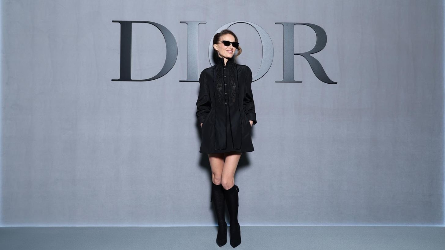 Dior F/W 2025-2026 | &#x39F;&#x3B9; &#x3B5;&#x3BC;&#x3C6;&#x3B1;&#x3BD;&#x3AF;&#x3C3;&#x3B5;&#x3B9;&#x3C2; &#x3C0;&#x3BF;&#x3C5; &#x3BE;&#x3B5;&#x3C7;&#x3CE;&#x3C1;&#x3B9;&#x3C3;&#x3B1;&#x3BD; &#x3C3;&#x3C4;&#x3BF; front row &#x3C4;&#x3B7;&#x3C2; &#x3B5;&#x3C0;&#x3AF;&#x3B4;&#x3B5;&#x3B9;&#x3BE;&#x3B7;&#x3C2; &#x3C4;&#x3BF;&#x3C5; &#x3B5;&#x3BC;&#x3B2;&#x3BB;&#x3B7;&#x3BC;&#x3B1;&#x3C4;&#x3B9;&#x3BA;&#x3BF;&#x3CD; &#x3B3;&#x3B1;&#x3BB;&#x3BB;&#x3B9;&#x3BA;&#x3BF;&#x3CD; &#x3BF;&#x3AF;&#x3BA;&#x3BF;&#x3C5;