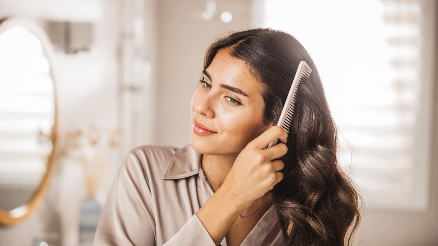 Το διφασικό έλαιο που επανορθώνει τη φθορά της τρίχας και την αναδομεί σε βάθος