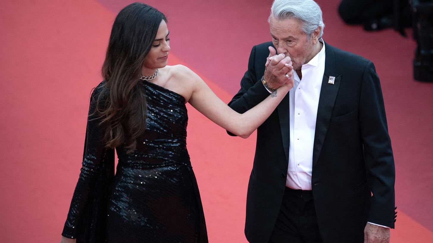 &#x388;&#x3BD;&#x3B1;&#x3C2; &#x3BC;&#x3AE;&#x3BD;&#x3B1;&#x3C2; &#x3C7;&#x3C9;&#x3C1;&#x3AF;&#x3C2; &#x3C4;&#x3BF;&#x3BD; Alain Delon | &#x397; &#x3C3;&#x3C5;&#x3B3;&#x3BA;&#x3BB;&#x3BF;&#x3BD;&#x3B9;&#x3C3;&#x3C4;&#x3B9;&#x3BA;&#x3AE; &#x3B5;&#x3BE;&#x3BF;&#x3BC;&#x3BF;&#x3BB;&#x3CC;&#x3B3;&#x3B7;&#x3C3;&#x3B7; &#x3C4;&#x3B7;&#x3C2; &#x3BA;&#x3CC;&#x3C1;&#x3B7;&#x3C2; &#x3C4;&#x3BF;&#x3C5;, Anouchka &#x3BA;&#x3B1;&#x3B9; &#x3B7; &#x3B5;&#x3C1;&#x3CE;&#x3C4;&#x3B7;&#x3C3;&#x3B7; &#x3C0;&#x3BF;&#x3C5; &#x3C4;&#x3B7; &#x3B4;&#x3C5;&#x3C3;&#x3BA;&#x3BF;&#x3BB;&#x3B5;&#x3CD;&#x3B5;&#x3B9;