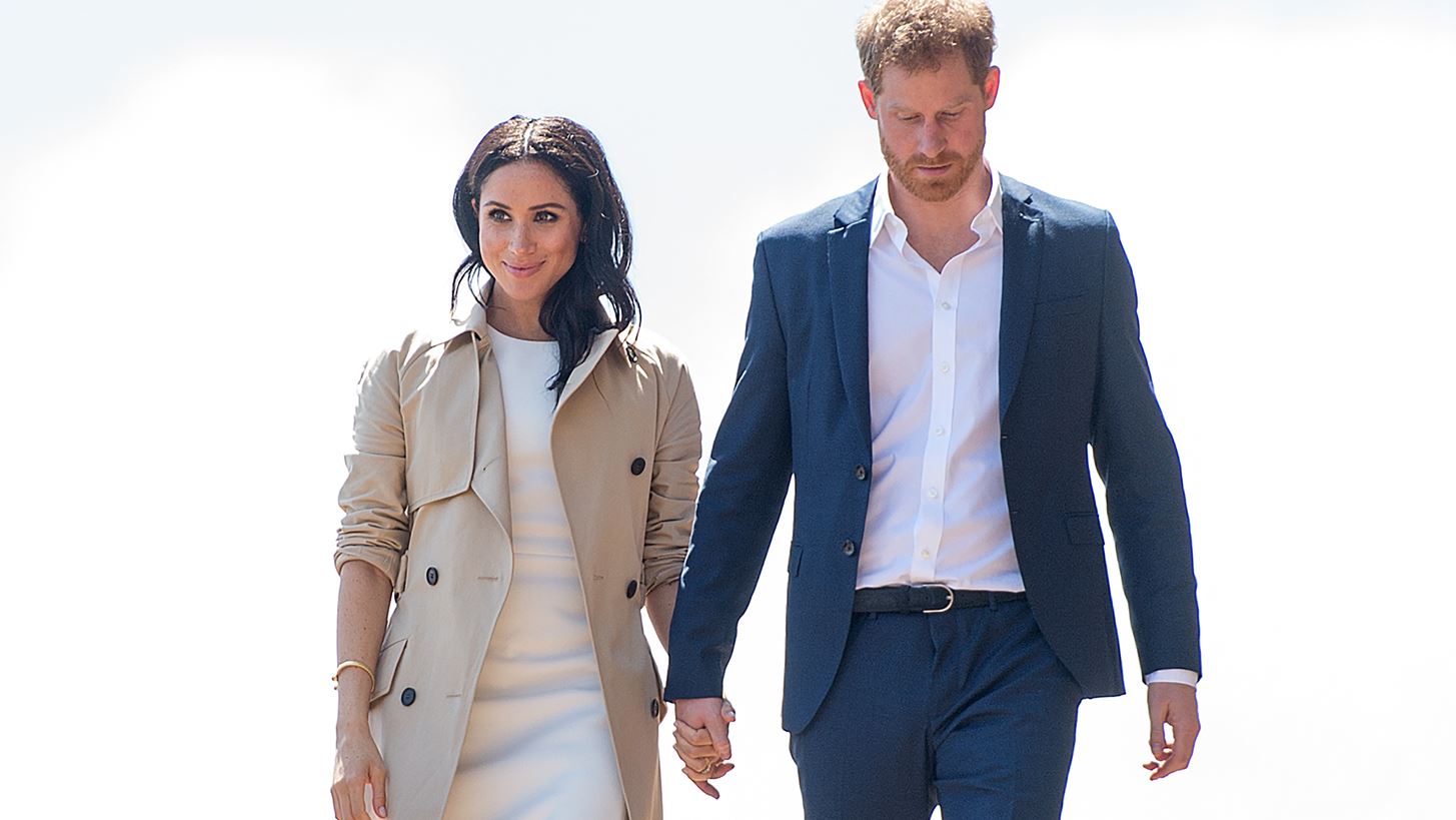 Meghan Markle: &#x397; chic &#x3B5;&#x3BC;&#x3C6;&#x3AC;&#x3BD;&#x3B9;&#x3C3;&#x3AE; &#x3C4;&#x3B7;&#x3C2; &#x3C3;&#x3C4;&#x3BF; &#x3C0;&#x3C1;&#x3CE;&#x3C4;&#x3BF; royal tour &#x3BC;&#x3B5; &#x3C4;&#x3BF;&#x3BD; &#x3A0;&#x3C1;&#x3AF;&#x3B3;&#x3BA;&#x3B9;&#x3C0;&#x3B1; Harry