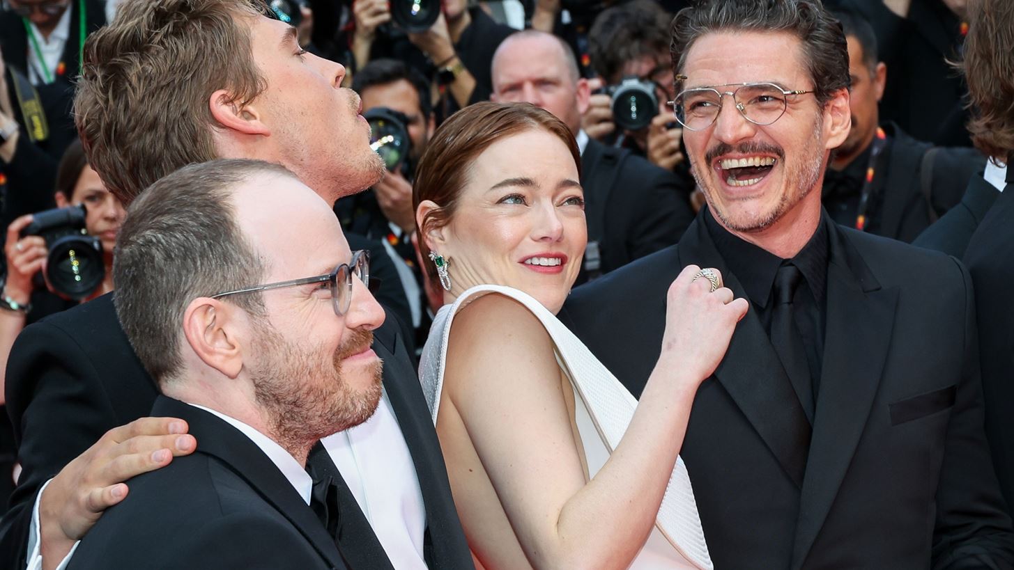 Emma Stone | &#x3A4;&#x3BF; &#x3B1;&#x3C0;&#x3C1;&#x3CC;&#x3BF;&#x3C0;&#x3C4;&#x3BF; &#x3C3;&#x3C4;&#x3BF; &#x3BA;&#x3CC;&#x3BA;&#x3BA;&#x3B9;&#x3BD;&#x3BF; &#x3C7;&#x3B1;&#x3BB;&#x3AF; &#x3C4;&#x3BF;&#x3C5; &#x3A6;&#x3B5;&#x3C3;&#x3C4;&#x3B9;&#x3B2;&#x3AC;&#x3BB; &#x39A;&#x3B1;&#x3BD;&#x3BD;&#x3CE;&#x3BD; &#x3C0;&#x3BF;&#x3C5; &#x3AD;&#x3BA;&#x3B1;&#x3BD;&#x3B5; &#x3C4;&#x3B7;&#x3BD; &#x3B5;&#x3BC;&#x3C6;&#x3AC;&#x3BD;&#x3B9;&#x3C3;&#x3AE; &#x3C4;&#x3B7;&#x3C2; viral