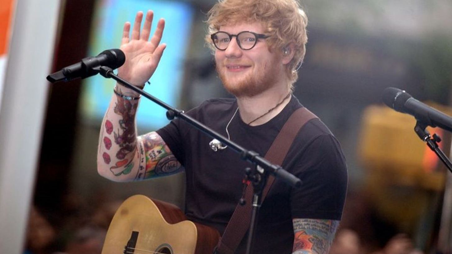 Ed Sheeran: &#x398;&#x3B1; &#x3C4;&#x3C1;&#x3B1;&#x3B3;&#x3BF;&#x3C5;&#x3B4;&#x3AE;&#x3C3;&#x3B5;&#x3B9; &#x3C3;&#x3C4;&#x3BF; &#x3B3;&#x3AC;&#x3BC;&#x3BF; &#x3C4;&#x3BF;&#x3C5; &#x3C0;&#x3C1;&#x3AF;&#x3B3;&#x3BA;&#x3B9;&#x3C0;&#x3B1; Harry &#x3BA;&#x3B1;&#x3B9; &#x3C4;&#x3B7;&#x3C2; Meghan Markle;