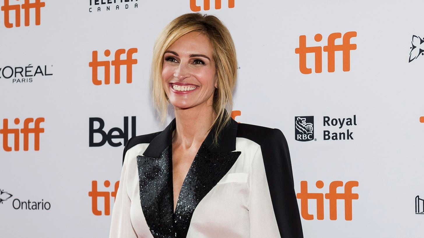 &#x397; Julia Roberts &#x3BC;&#x3CC;&#x3BB;&#x3B9;&#x3C2; &#x3BA;&#x3B1;&#x3C4;&#x3AD;&#x3C1;&#x3C1;&#x3B9;&#x3C8;&#x3B5; &#x3C4;&#x3B7;&#x3BD; &#x3C0;&#x3B9;&#x3BF; iconic &#x3C6;&#x3B5;&#x3BC;&#x3B9;&#x3BD;&#x3B9;&#x3C3;&#x3C4;&#x3B9;&#x3BA;&#x3AE; &#x3B5;&#x3BC;&#x3C6;&#x3AC;&#x3BD;&#x3B9;&#x3C3;&#x3AE; &#x3C4;&#x3B7;&#x3C2; &#x3C3;&#x3C4;&#x3BF; &#x3BA;&#x3CC;&#x3BA;&#x3BA;&#x3B9;&#x3BD;&#x3BF; &#x3C7;&#x3B1;&#x3BB;&#x3AF;
