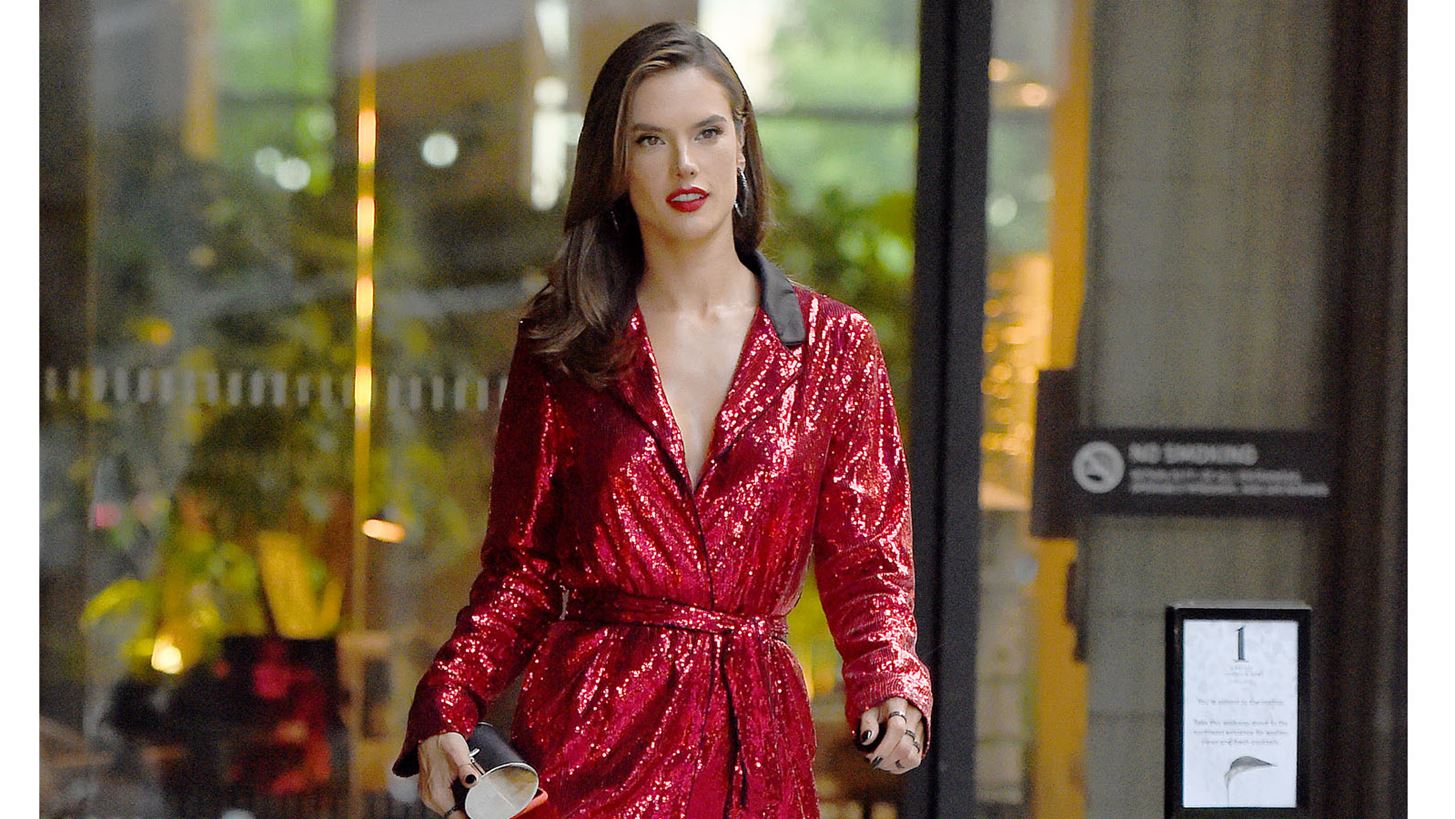 Alessandra Ambrosio: &#x391;&#x3BC;&#x3B1;&#x3BA;&#x3B9;&#x3B3;&#x3B9;&#x3AC;&#x3C1;&#x3B9;&#x3C3;&#x3C4;&#x3B7; &#x3BA;&#x3B1;&#x3B9; &#x3BC;&#x3B5; &#x3C4;&#x3BF; &#x3C0;&#x3B9;&#x3BF; &#x3BA;&#x3B1;&#x3BB;&#x3BF;&#x3BA;&#x3B1;&#x3B9;&#x3C1;&#x3B9;&#x3BD;&#x3CC; outfit