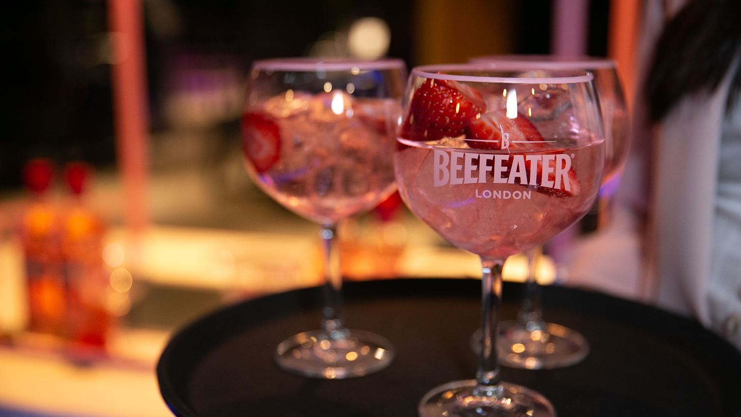 Beefeater Pink: &#x3A4;&#x3BF; &#x3B5;&#x3BD;&#x3C4;&#x3C5;&#x3C0;&#x3C9;&#x3C3;&#x3B9;&#x3B1;&#x3BA;&#x3CC; &#x3C0;&#x3BF;&#x3C4;&#x3CC; &#x3C0;&#x3BF;&#x3C5; &#x3B1;&#x3C0;&#x3BF;&#x3BB;&#x3B1;&#x3CD;&#x3C3;&#x3B1;&#x3BC;&#x3B5; &#x3C3;&#x3C4;&#x3B7;&#x3BD; &#x3BB;&#x3B1;&#x3BC;&#x3C0;&#x3B5;&#x3C1;&#x3AE; &#x3B2;&#x3C1;&#x3B1;&#x3B4;&#x3B9;&#x3AC; &#x3C4;&#x3C9;&#x3BD; Beauty Stars by Madame Figaro