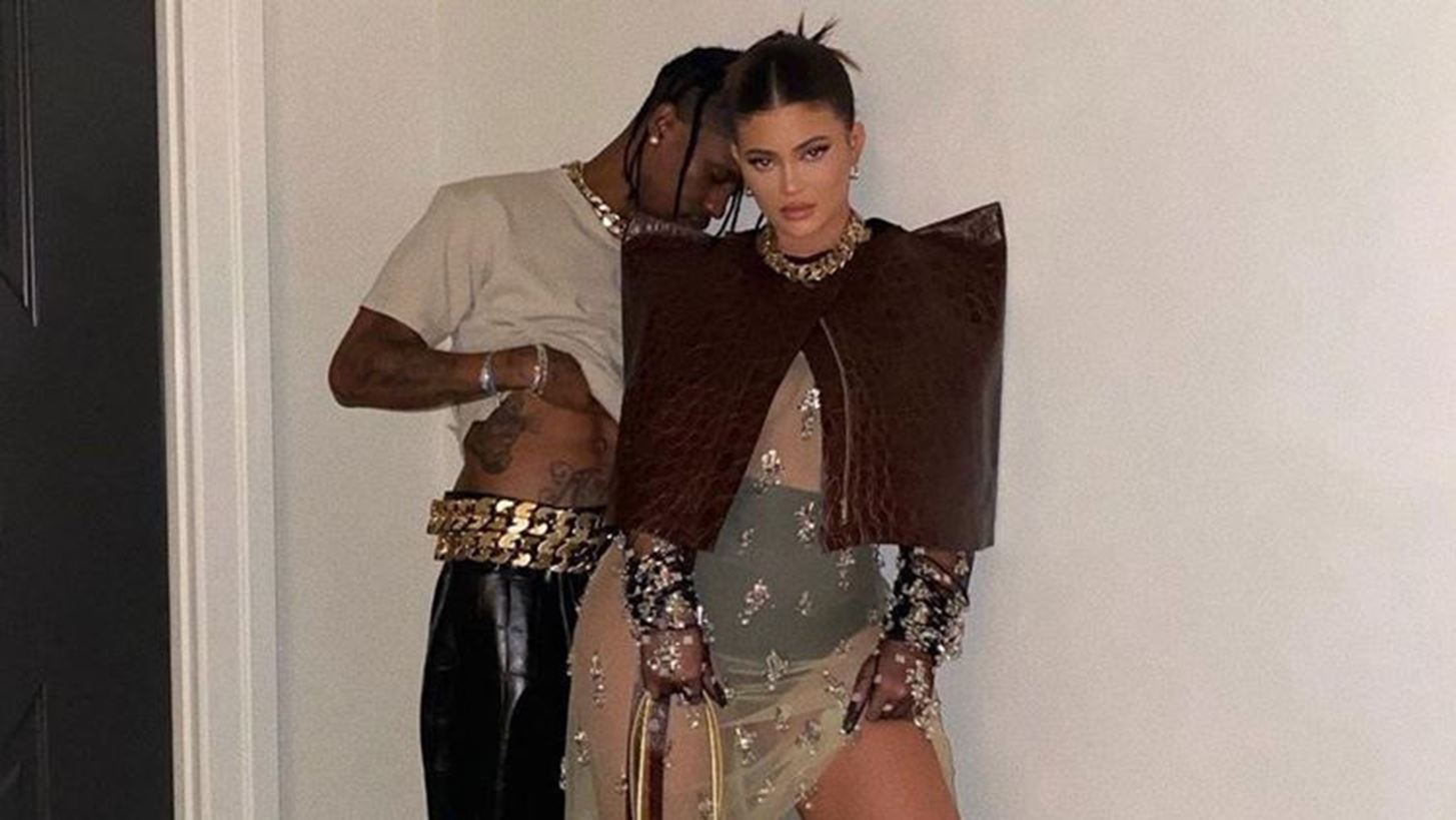 &#x397; Kylie Jenner &#x3C0;&#x3BF;&#x3B6;&#x3AC;&#x3C1;&#x3B5;&#x3B9; &#x3BC;&#x3B1;&#x3B6;&#x3AF; &#x3BC;&#x3B5; &#x3C4;&#x3BF;&#x3BD; Travis Scott &#x3C6;&#x3BF;&#x3C1;&#x3CE;&#x3BD;&#x3C4;&#x3B1;&#x3C2; Givenchy