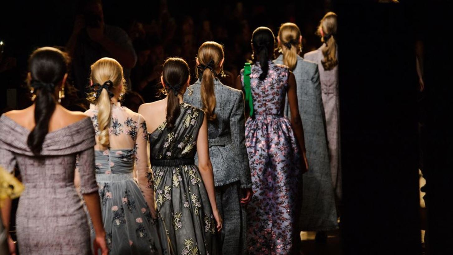 Erdem, Christopher Kane S/S'18: Διακριτικός ερωτισμός, jazz και βασιλική κομψότητα