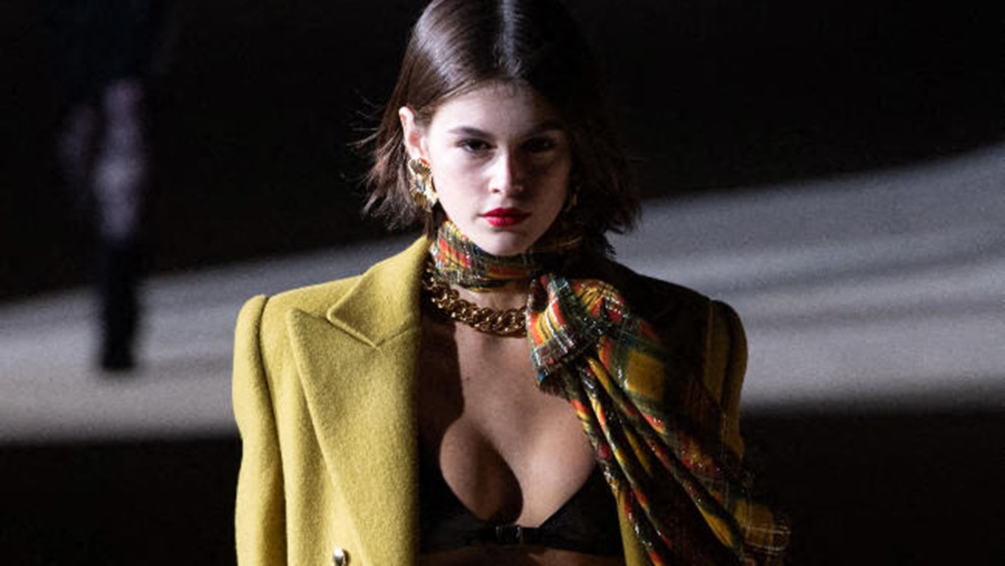 Kaia Gerber | &#x39C;&#x3B5; slip dress &#x3C3;&#x3C4;&#x3B7; &#x3B2;&#x3CC;&#x3BB;&#x3C4;&#x3B1; &#x3BC;&#x3B5; &#x3C4;&#x3BF;&#x3BD; &#x3BD;&#x3AD;&#x3BF; &#x3C4;&#x3B7;&#x3C2; &#x3C3;&#x3CD;&#x3BD;&#x3C4;&#x3C1;&#x3BF;&#x3C6;&#x3BF;