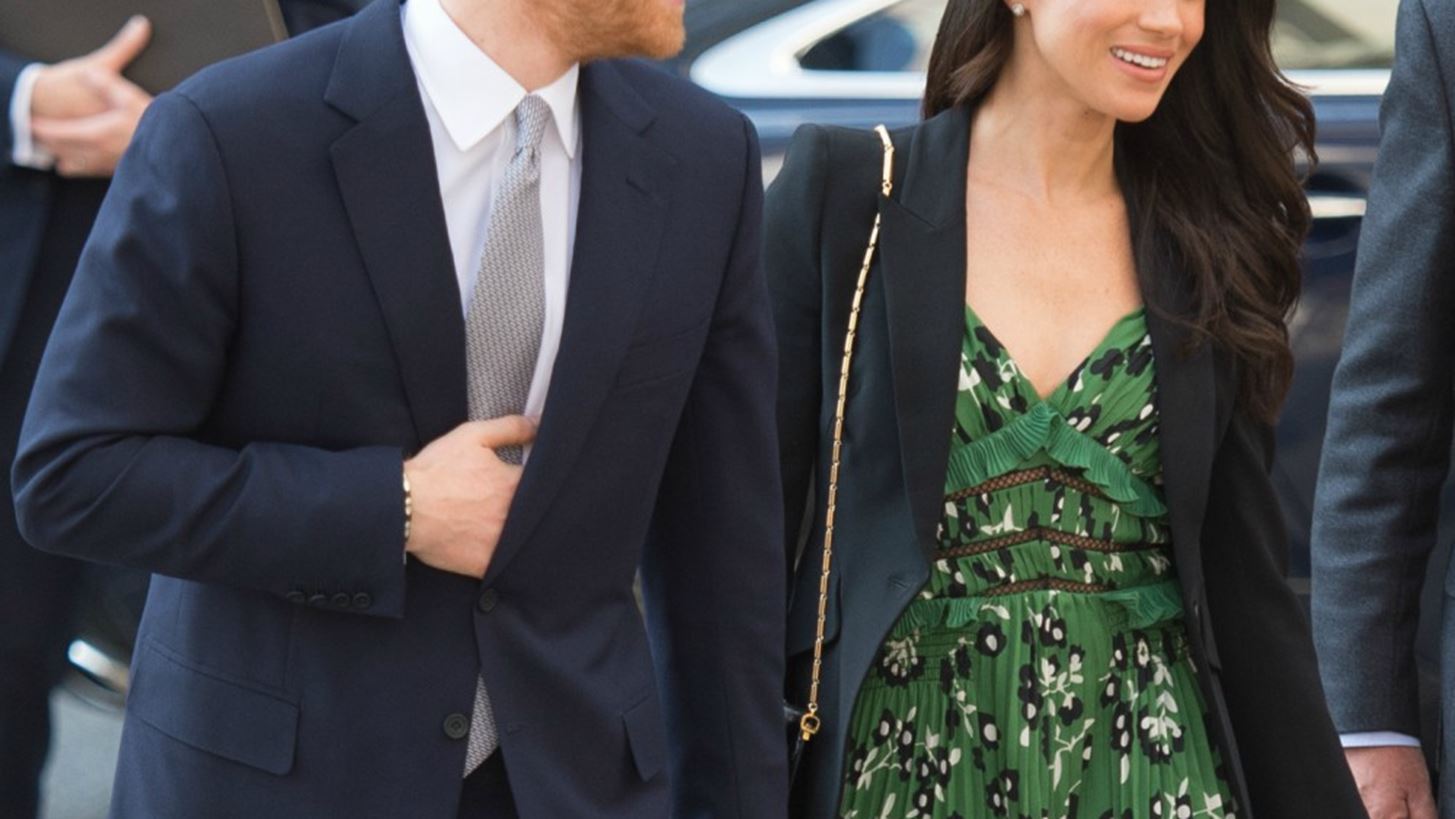 Meghan Markle | &#x393;&#x3B9;&#x3B1;&#x3C4;&#x3AF; &#x3C6;&#x3BF;&#x3C1;&#x3AC;&#x3B5;&#x3B9; &#x3C3;&#x3C5;&#x3BD;&#x3AE;&#x3B8;&#x3C9;&#x3C2; &#x3C0;&#x3C1;&#x3AC;&#x3C3;&#x3B9;&#x3BD;&#x3BF; &#x3BA;&#x3B1;&#x3B9; &#x3CC;&#x3C7;&#x3B9; &#x3BA;&#x3AC;&#x3C0;&#x3BF;&#x3B9;&#x3BF; &#x3AC;&#x3BB;&#x3BB;&#x3BF; &#x3C7;&#x3C1;&#x3CE;&#x3BC;&#x3B1;;