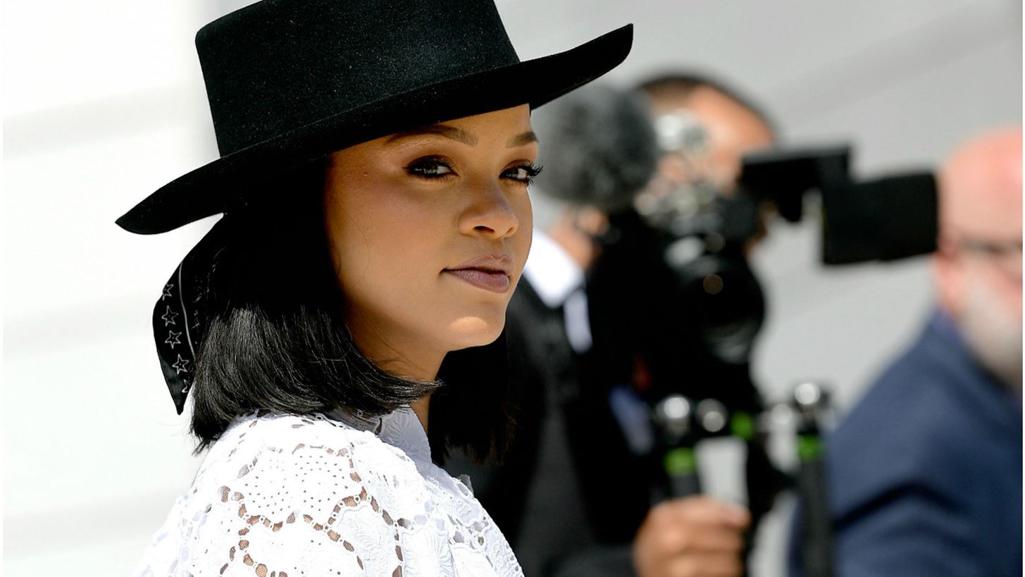 &quot;So Stoned&quot;: &#x391;&#x3C5;&#x3C4;&#x3AE; &#x3B5;&#x3AF;&#x3BD;&#x3B1;&#x3B9; &#x3B7; &#x3BD;&#x3AD;&#x3B1; &#x3C3;&#x3C5;&#x3BB;&#x3BB;&#x3BF;&#x3B3;&#x3AE; &#x3C4;&#x3B7;&#x3C2; Rihanna &#x3B3;&#x3B9;&#x3B1; &#x3C4;&#x3BF;&#x3BD; Manolo Blahnik