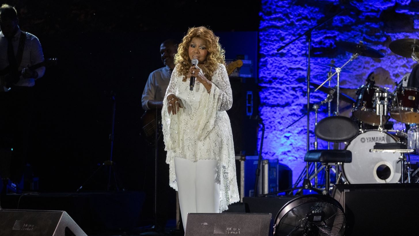 &#x397; Gloria Gaynor &#x3BA;&#x3B1;&#x3C4;&#x3AD;&#x3BA;&#x3C4;&#x3B7;&#x3C3;&#x3B5; &#x3C4;&#x3B7; &#x3C3;&#x3BA;&#x3B7;&#x3BD;&#x3AE; &#x3C4;&#x3BF;&#x3C5; Sani Festival