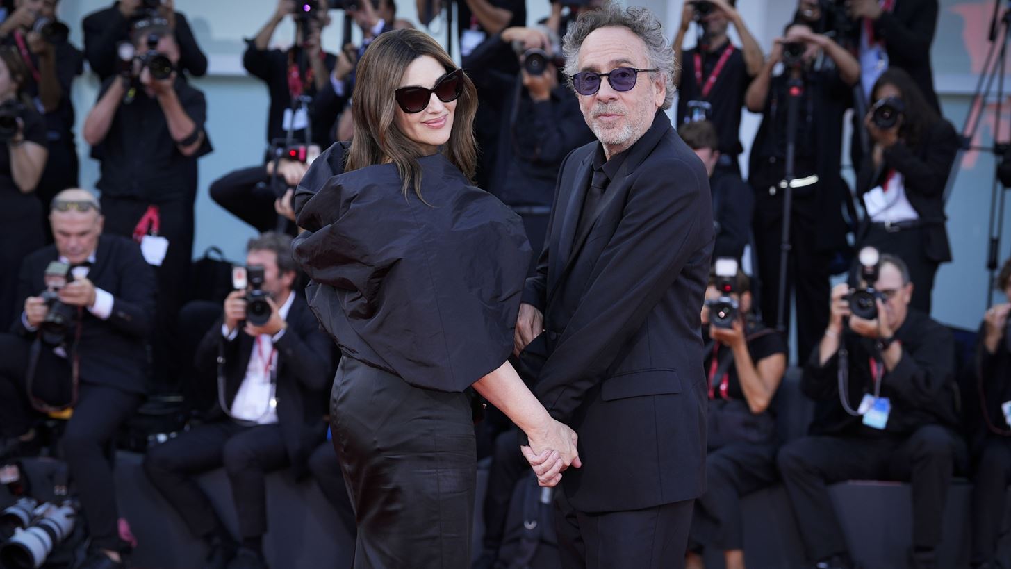 Monica Bellucci &#x3BA;&#x3B1;&#x3B9; Tim Burton &#x3B6;&#x3BF;&#x3C5;&#x3BD; &#x3AD;&#x3BD;&#x3B1;&#x3BD; &#x3BA;&#x3B9;&#x3BD;&#x3B7;&#x3BC;&#x3B1;&#x3C4;&#x3BF;&#x3B3;&#x3C1;&#x3B1;&#x3C6;&#x3B9;&#x3BA;&#x3CC; &#x3AD;&#x3C1;&#x3C9;&#x3C4;&#x3B1; &#x3C3;&#x3C4;&#x3BF; &#x3BA;&#x3CC;&#x3BA;&#x3BA;&#x3B9;&#x3BD;&#x3BF; &#x3C7;&#x3B1;&#x3BB;&#x3AF; &#x3C4;&#x3BF;&#x3C5; 81&#x3BF;&#x3C5; &#x3A6;&#x3B5;&#x3C3;&#x3C4;&#x3B9;&#x3B2;&#x3AC;&#x3BB; &#x392;&#x3B5;&#x3BD;&#x3B5;&#x3C4;&#x3AF;&#x3B1;&#x3C2;